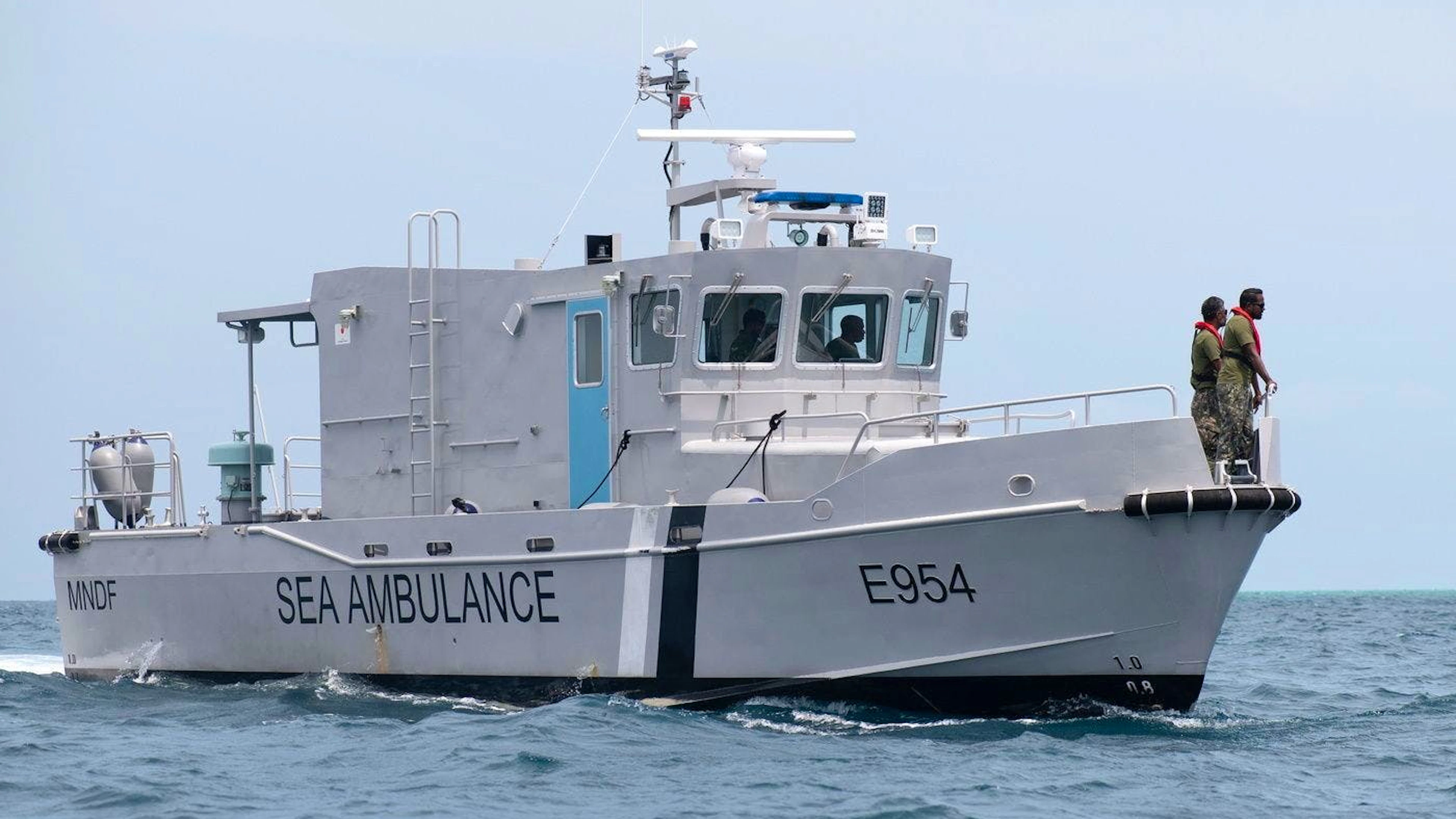 Mitglieder der Seenotrettung der Nationalen Verteidigungsstreitkräfte der Malediven (MNDF) während der Such- und Bergungsaktion im Vaavu-Atoll, Malediven, am 16. Mai 2026.