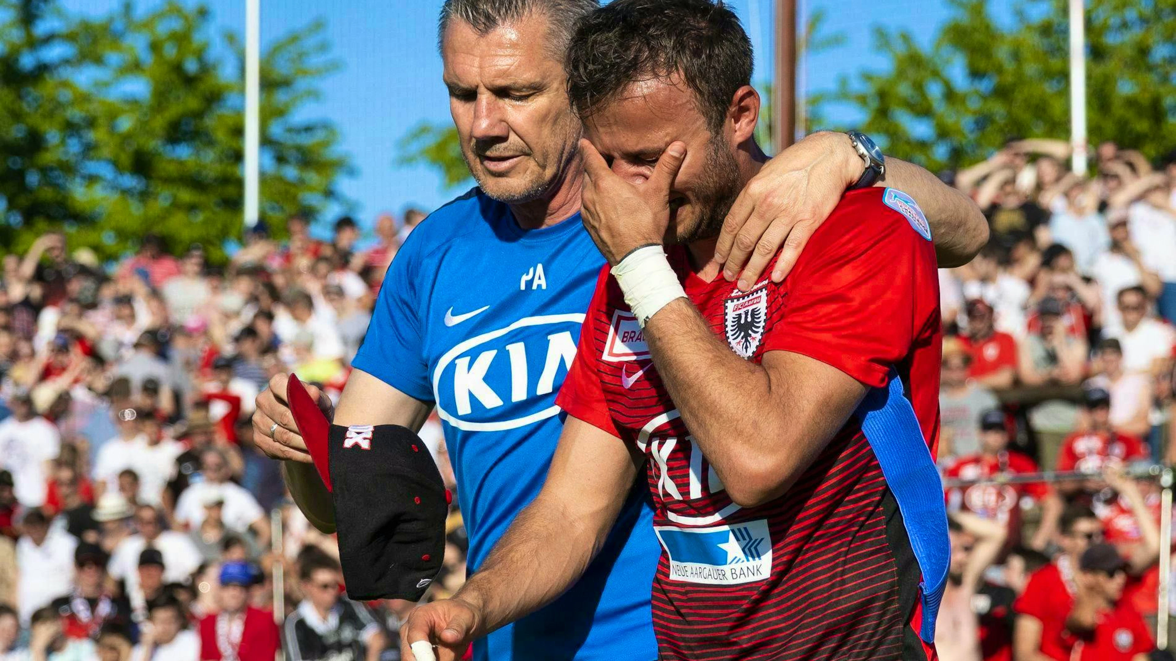 Barrage 2019: Aarau assistant coach Petar Aleksandrov consoles Elsad Zverotic after losing the penalty shoot-out.