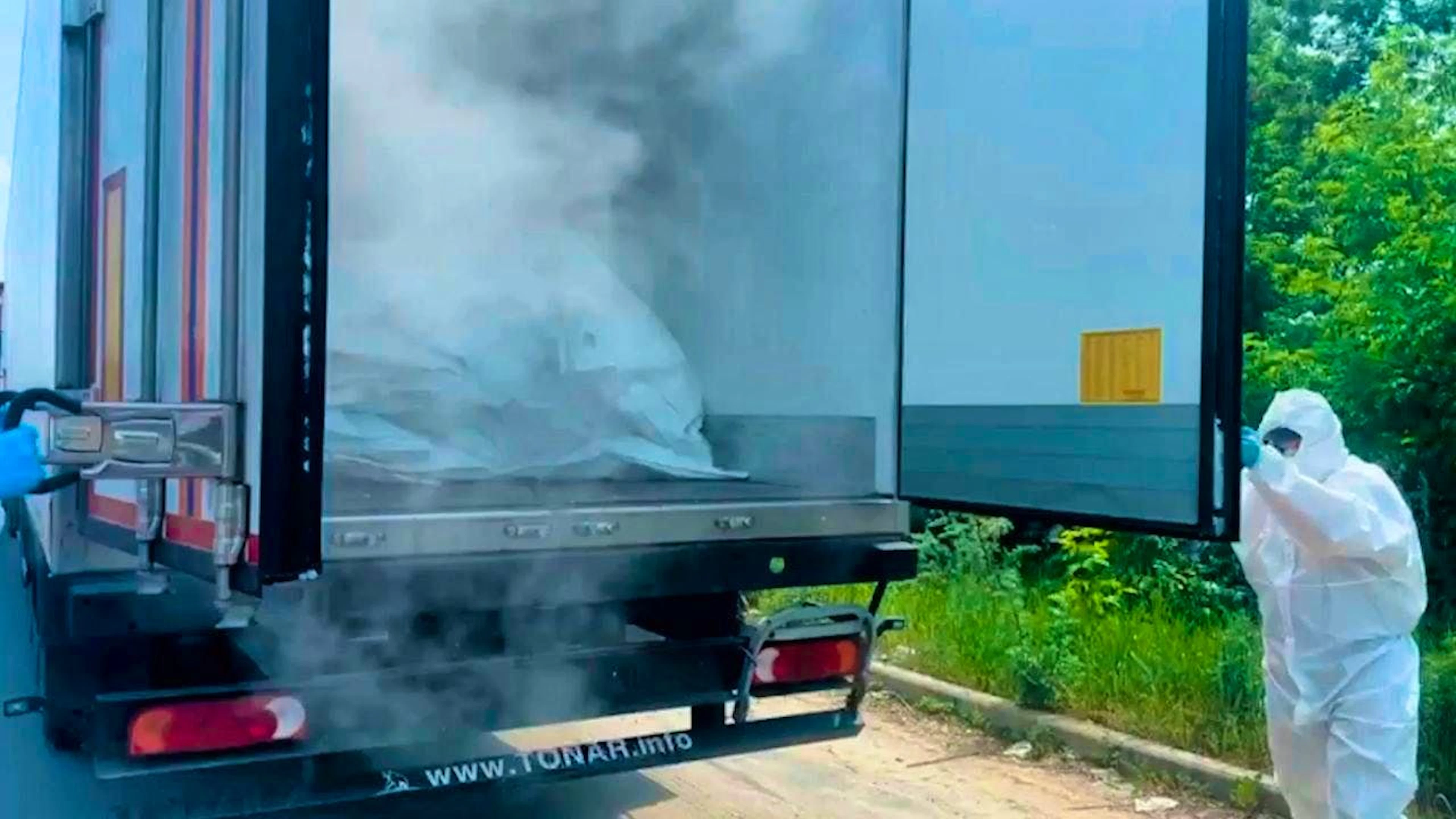 HANDOUT - Open refrigerated truck transporting bodies of Ukrainian soldiers. Photo: ---/Russian Defense Ministry Press Service/AP/dpa/Archive photo