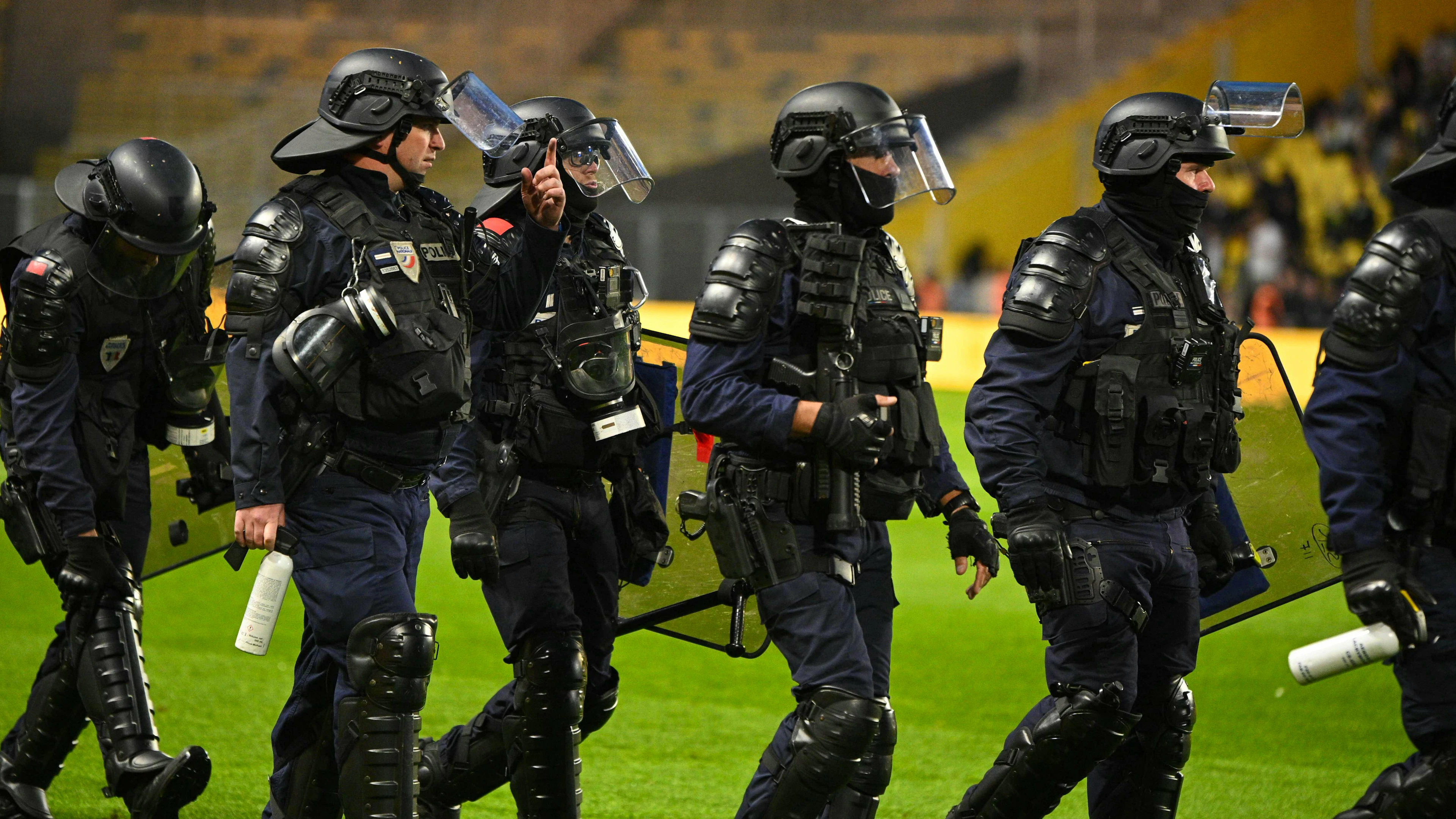 La rencontre stoppée net après des incidents en tribunes