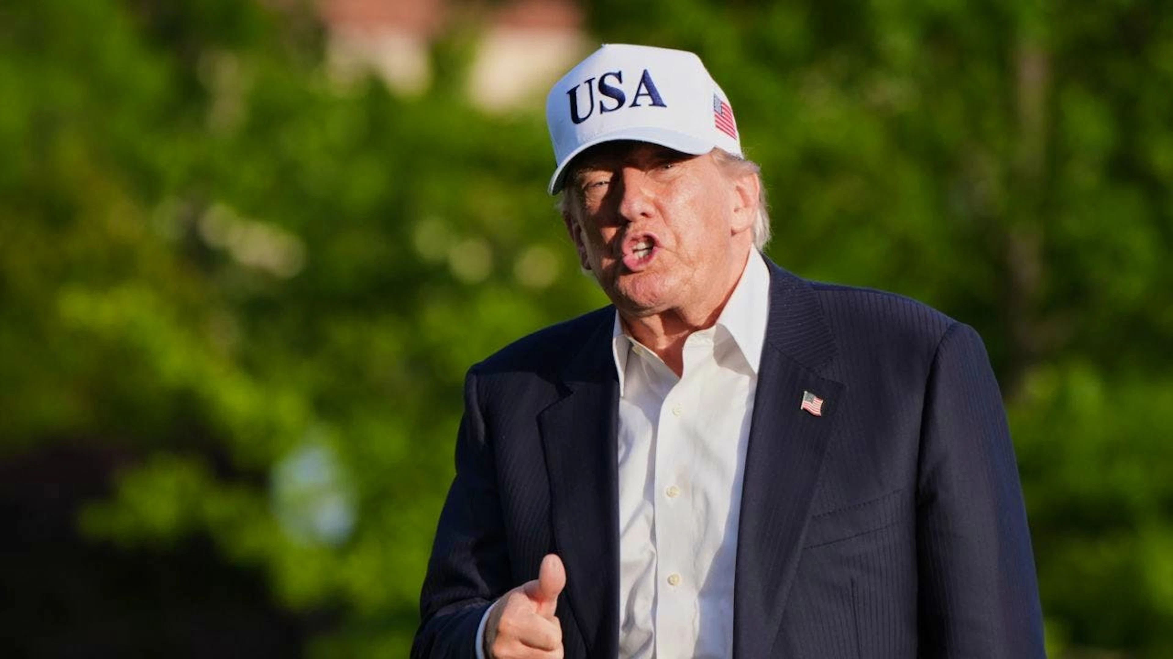 Donald Trump è stato multato di 200 dollari sia a marzo che ad agosto per non aver segnalato la vendita di milioni di azioni dei gruppi Nvidia, Microsoft e Amazon. (Immagine d'archivio dell'altro ieri)