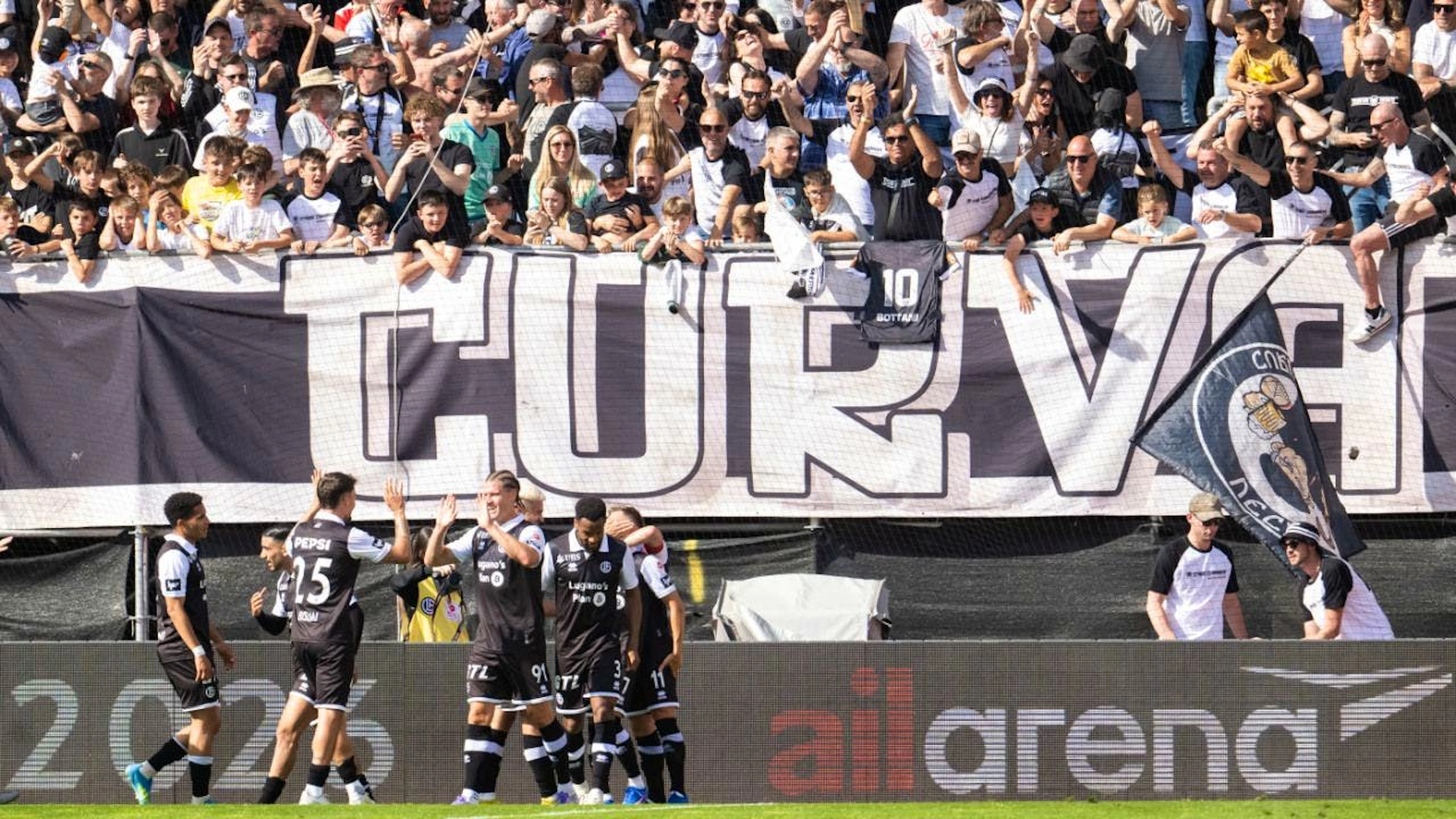 Die Spieler von Lugano jubeln ein letztes Mal vor den Fans im Cornaredo