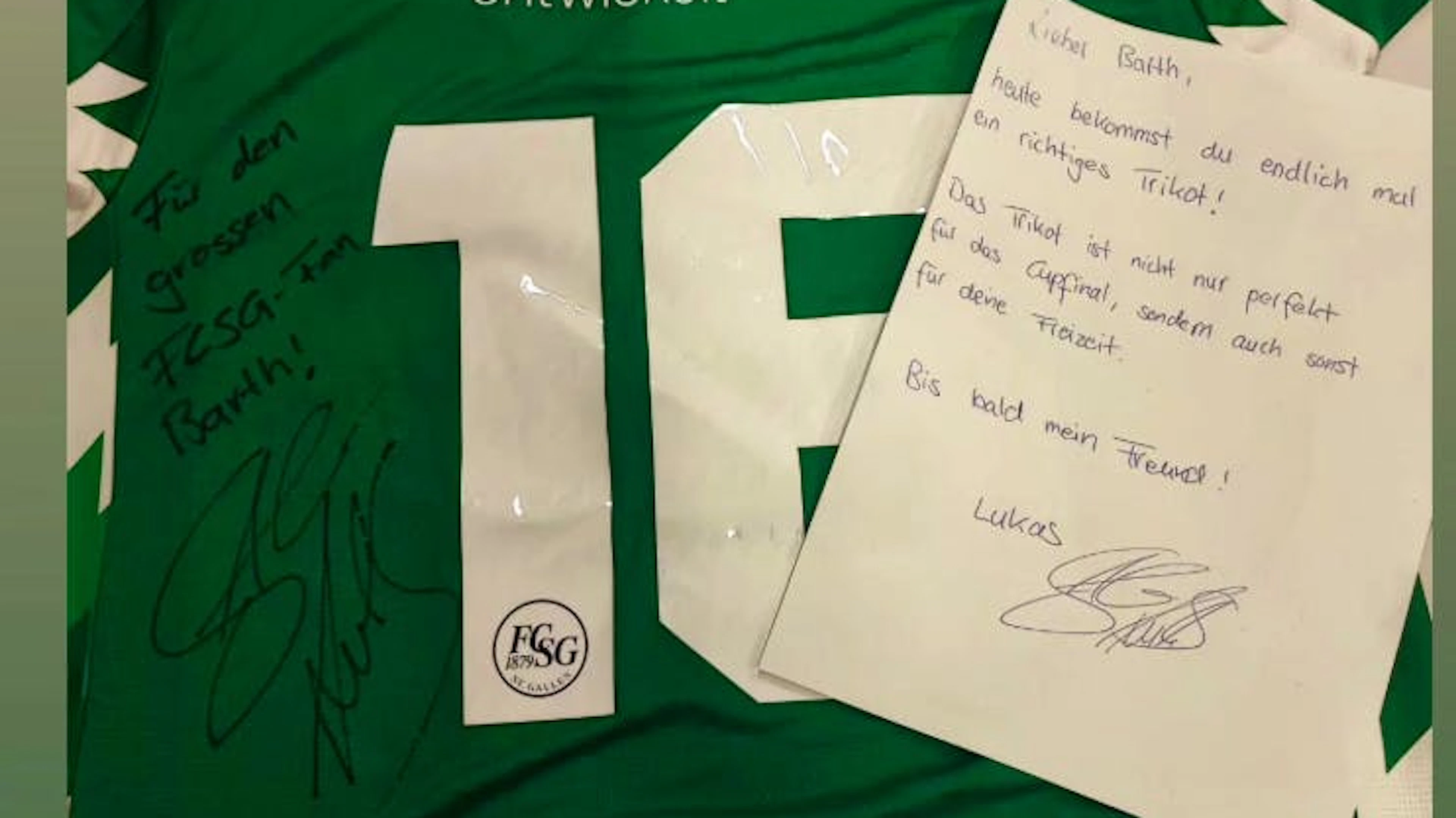 FCSG-Captain Lukas Görtler hat ein Gschänkli für Sion-Sportchef Barthélémy Constantin.