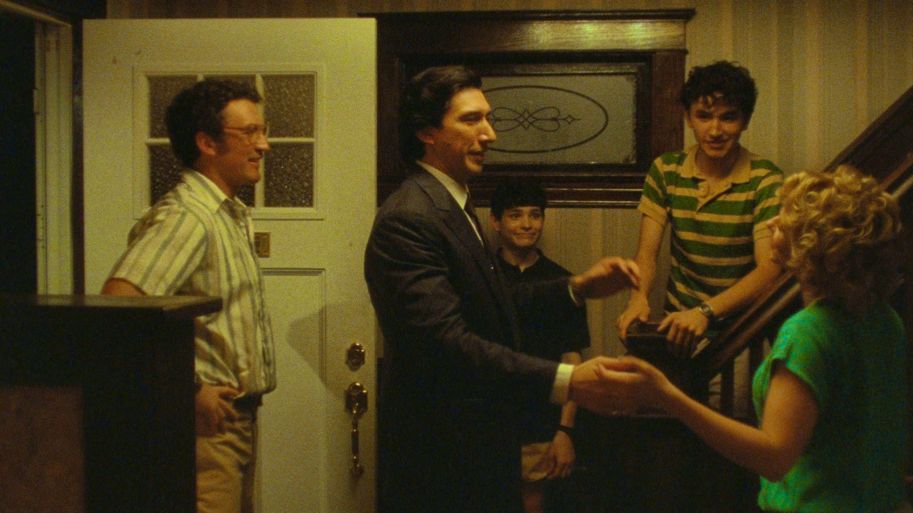 Adam Driver, Miles Teller and Scarlett Johansson are targeted by the mafia as a family.
