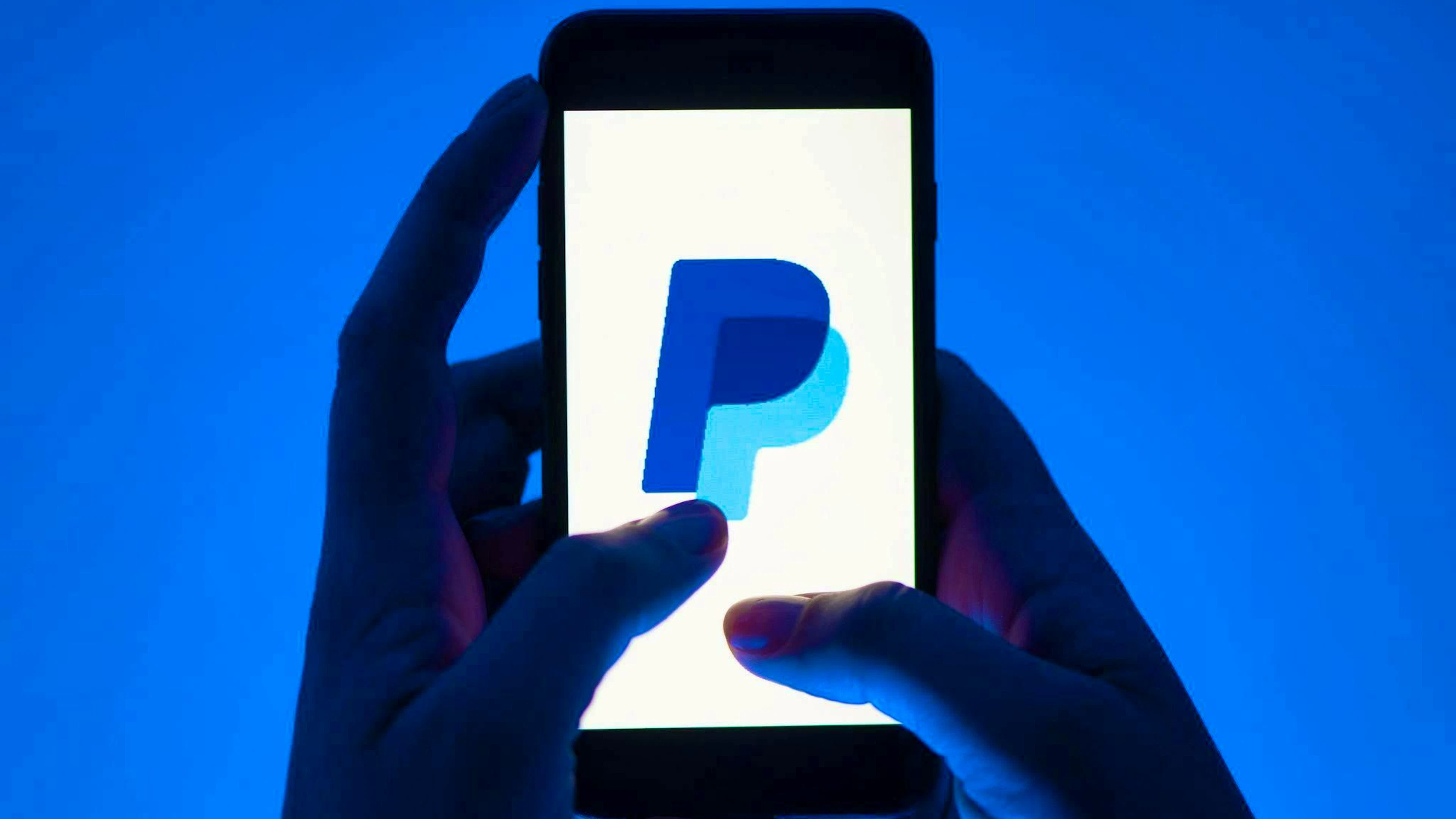 Fraudsters are using a new scam to deceive PayPal users.