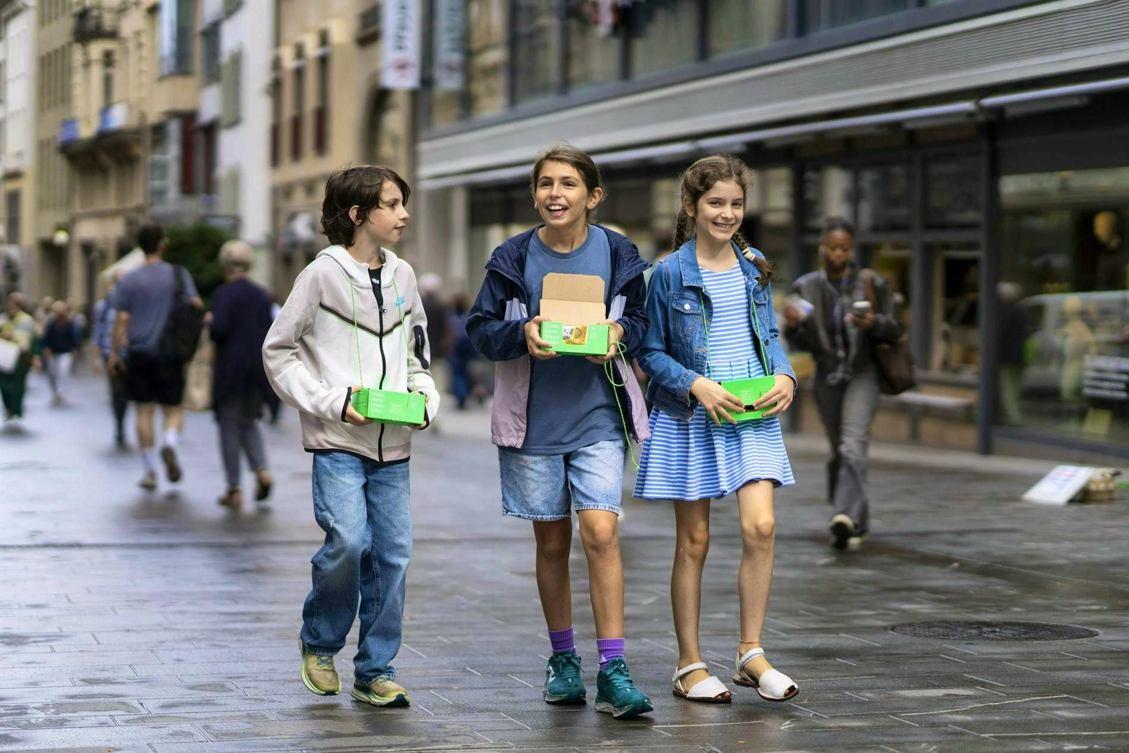 Gli alunni di una quinta elementare di Basilea vendono i&nbsp;Talleri d'oro, in una foto scattata nel 2025. Ogni anno vengono coinvolti nella campagna circa 20'000 bambini.