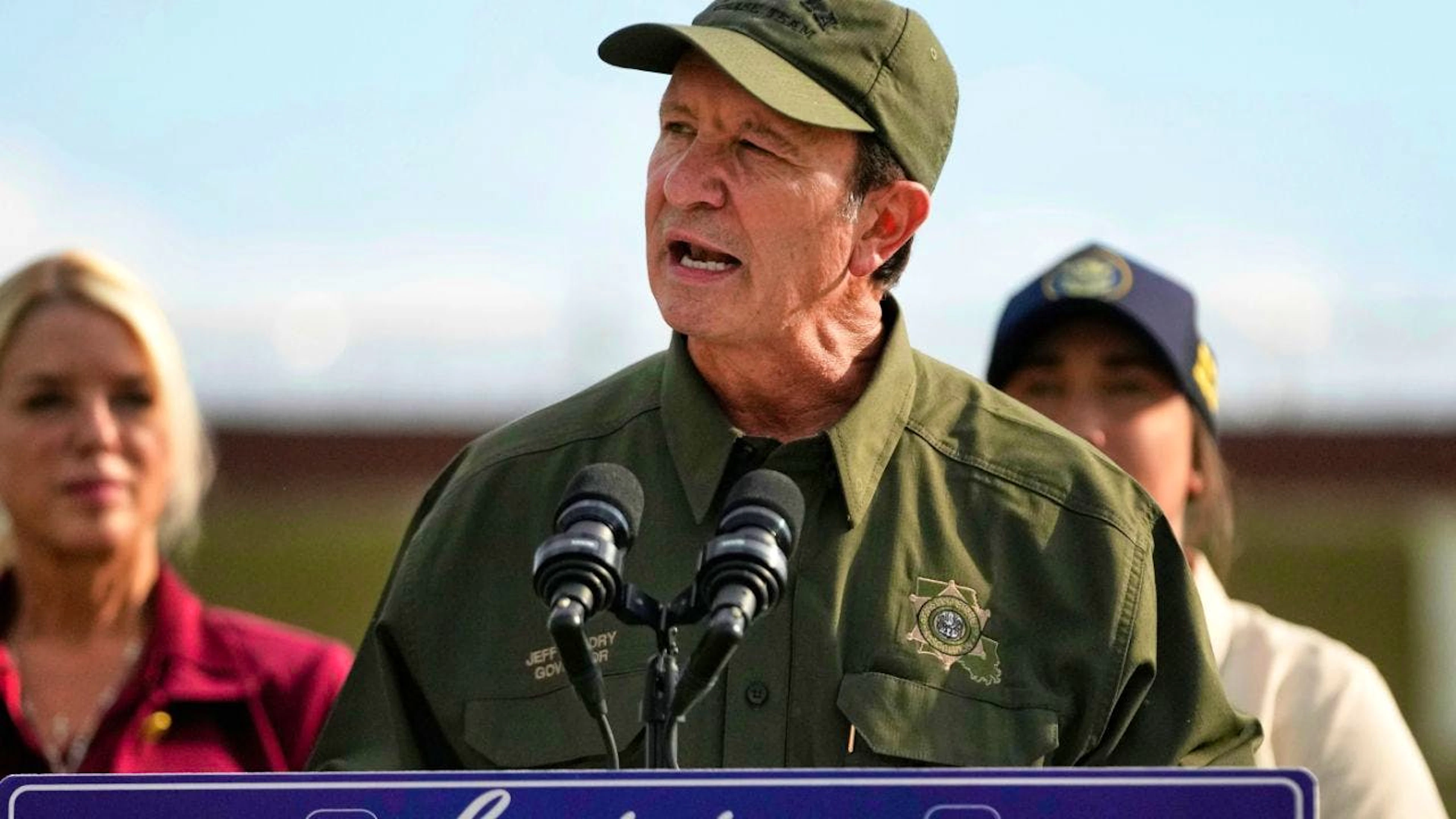 ARCHIV – Der Gouverneur von Louisiana, Jeff Landry, spricht zu Reportern im Louisiana State Penitentiary. Foto: Gerald Herbert/AP/dpa (Archivbild)