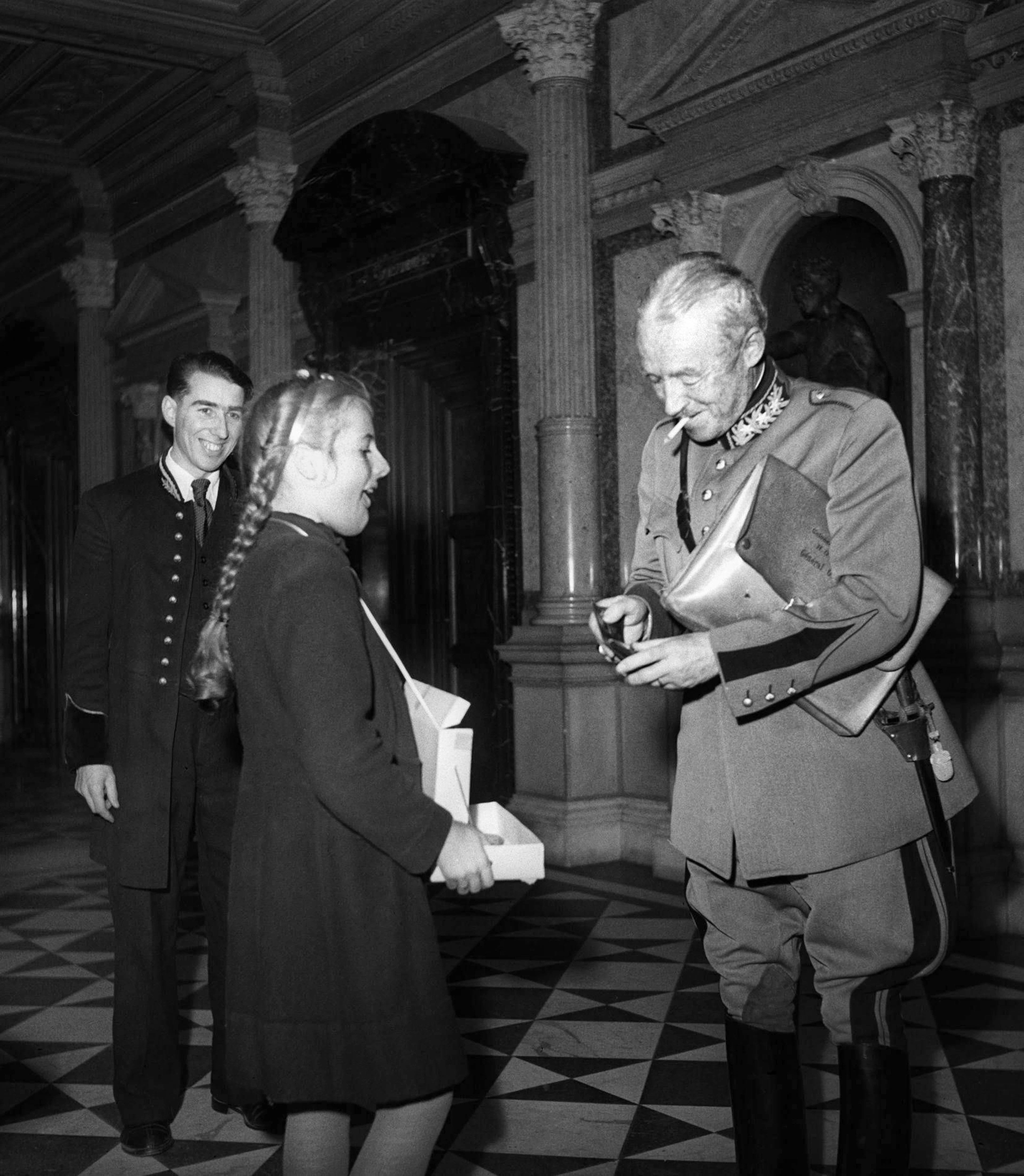 L'8 febbraio 1946, il generale Henri Guisan acquista uno Tallero d'oro da una scolaresca nell'atrio di Palazzo federale per proteggere il lago di Sils. È la prima campagna di questo tipo organizzata da Pro Natura e Patrimonio svizzero.