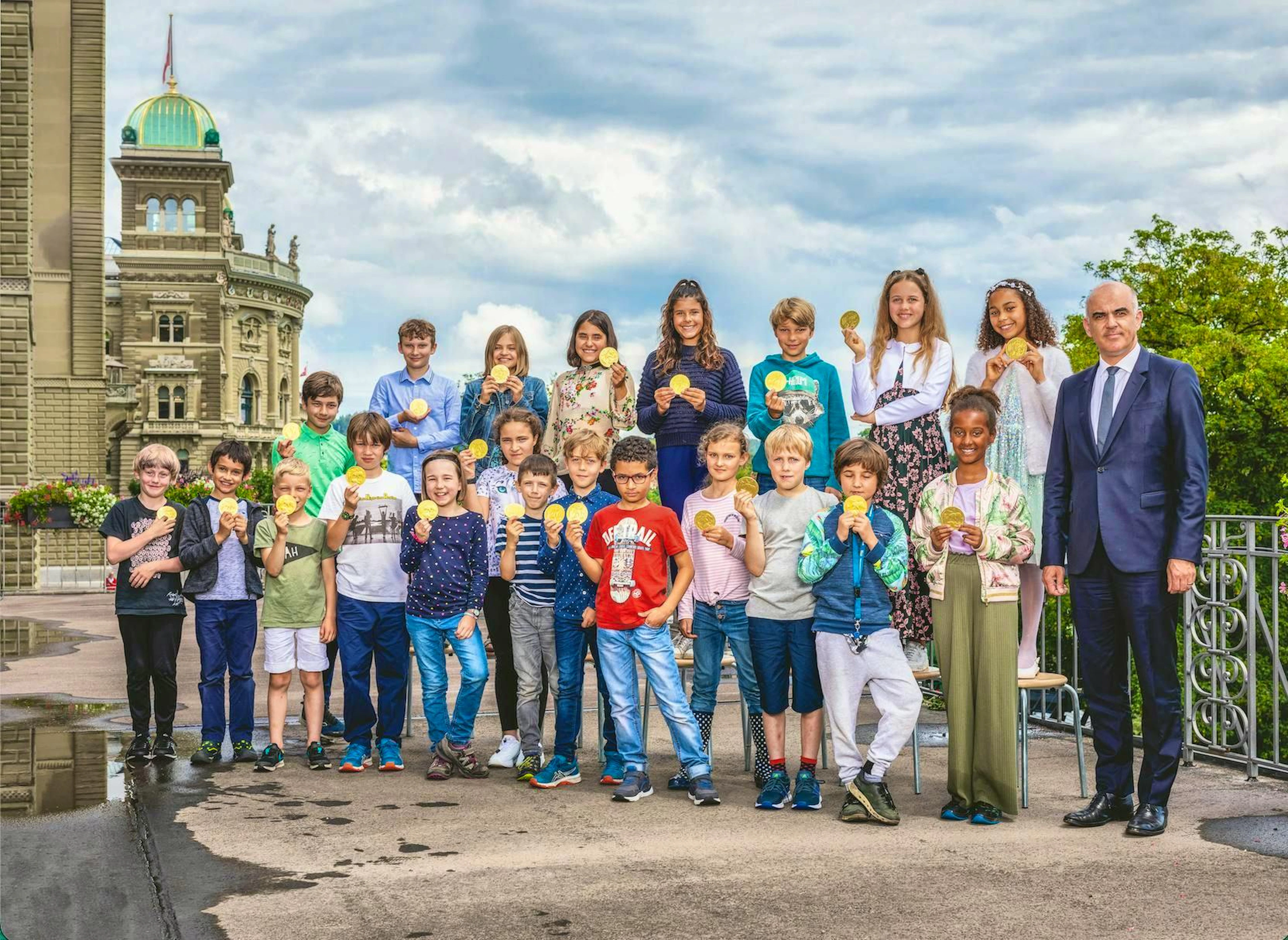Il Consigliere federale Alain Berset incontra i bambini di una scuola elementare di Berna, che vendono il Tallero d'oro 2021.