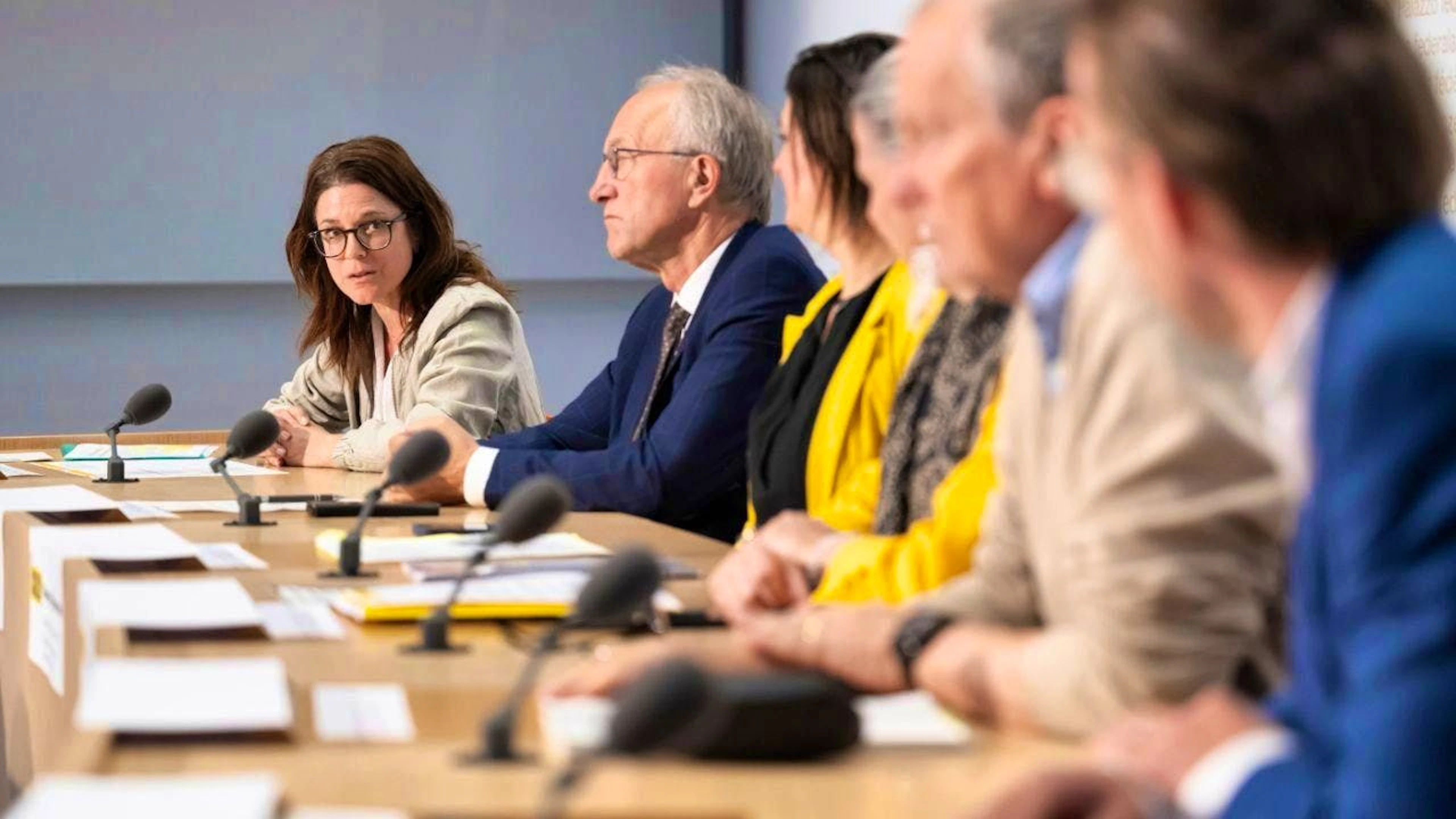 Claudia Eyer, Vice President of BienenSchweiz (left), presents the bee initiative to the media in Bern. This initiative aims to enshrine the protection of bees and other pollinating insects in the constitution.