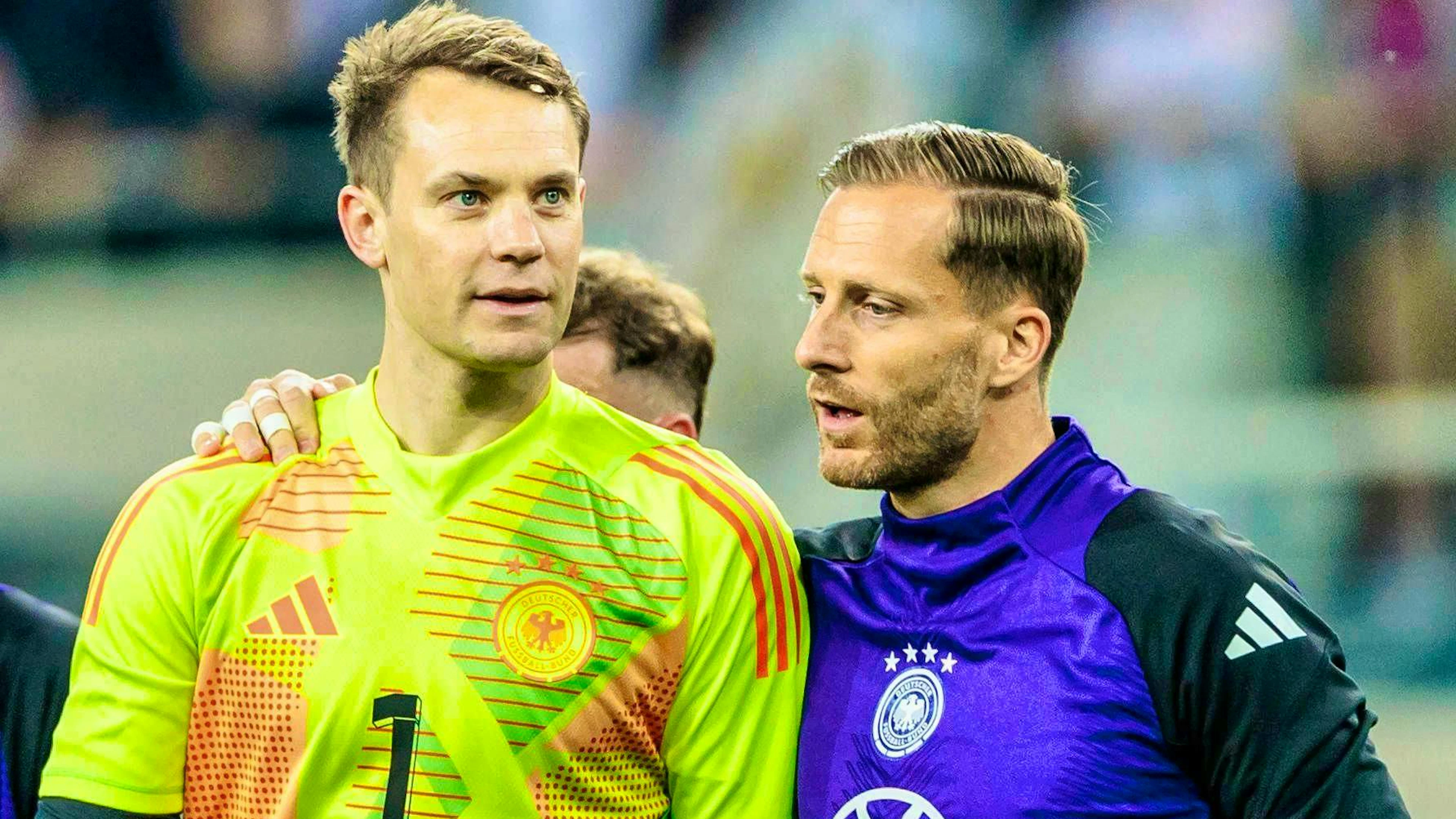 Oliver Baumann (right) once again has to give way to Manuel Neuer in the DFB goal.