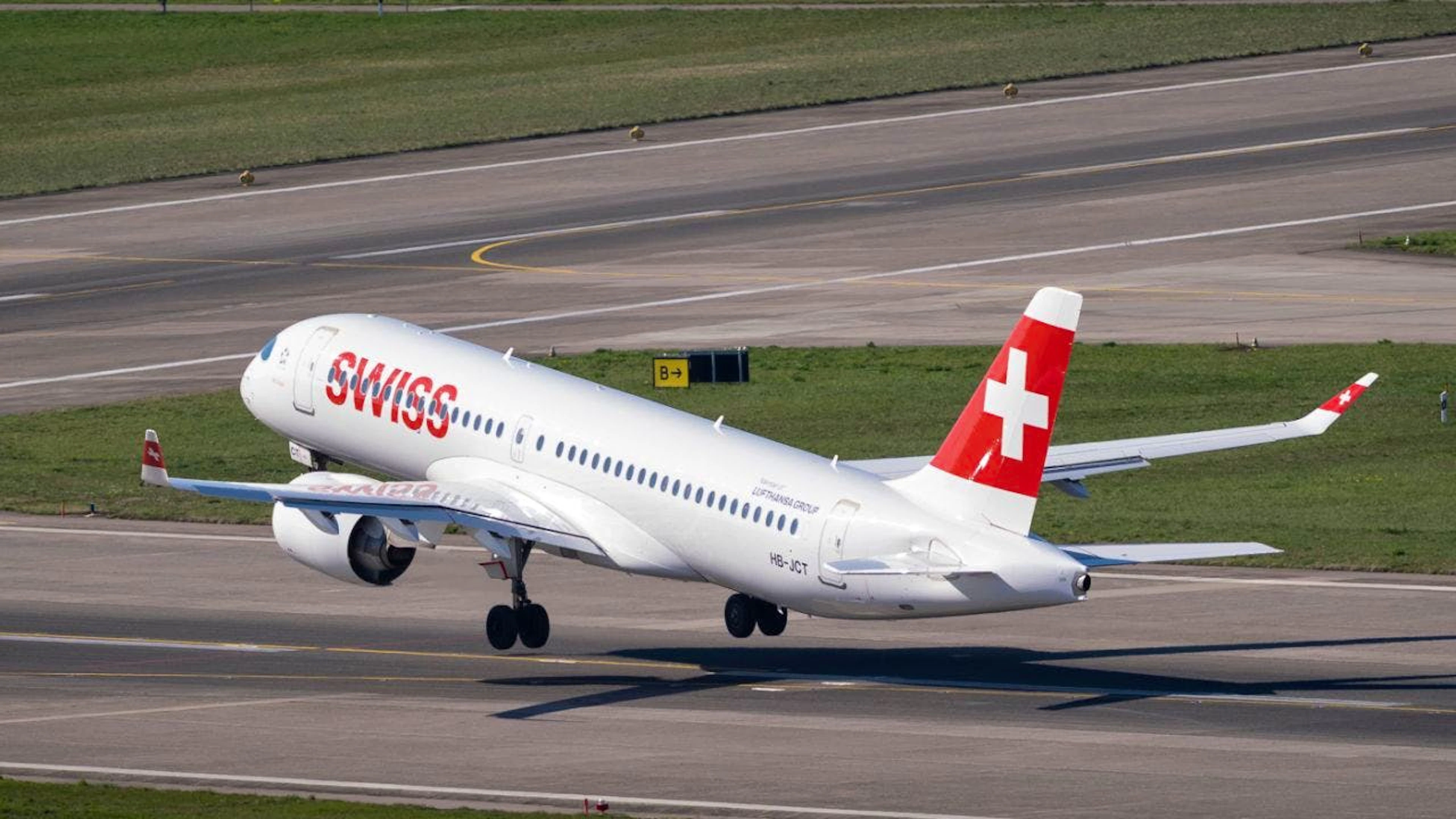 Hebt künftig auch in Richtung Bangalore ab: Swiss-Maschine beim Start in Zürich. (Archivbild)