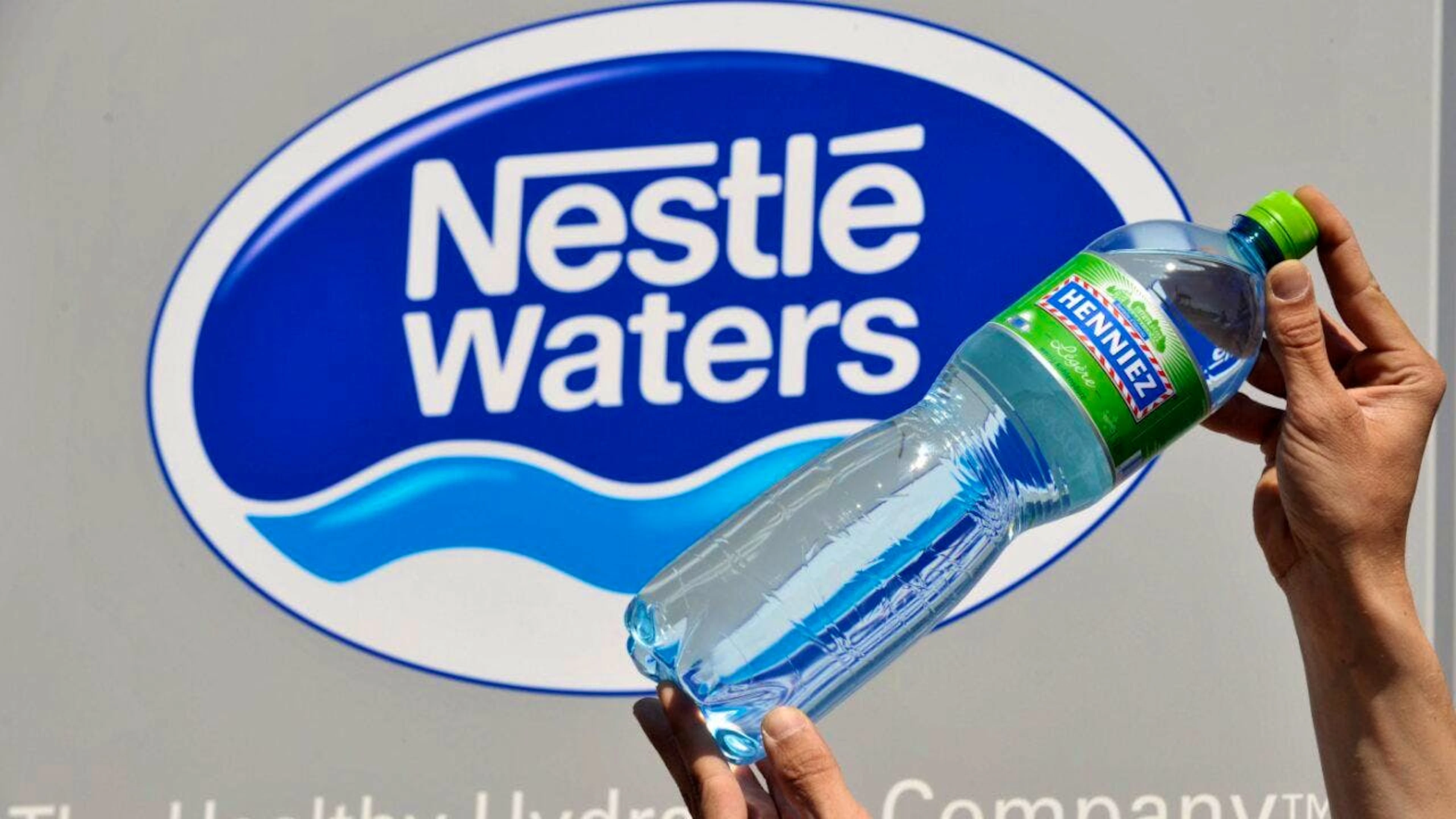 Contattata dalla redazione investigativa, Nestlé Waters conferma che «sono attualmente in corso ispezioni a sorpresa in due siti di Nestlé Waters in Francia» (foto simbolica)