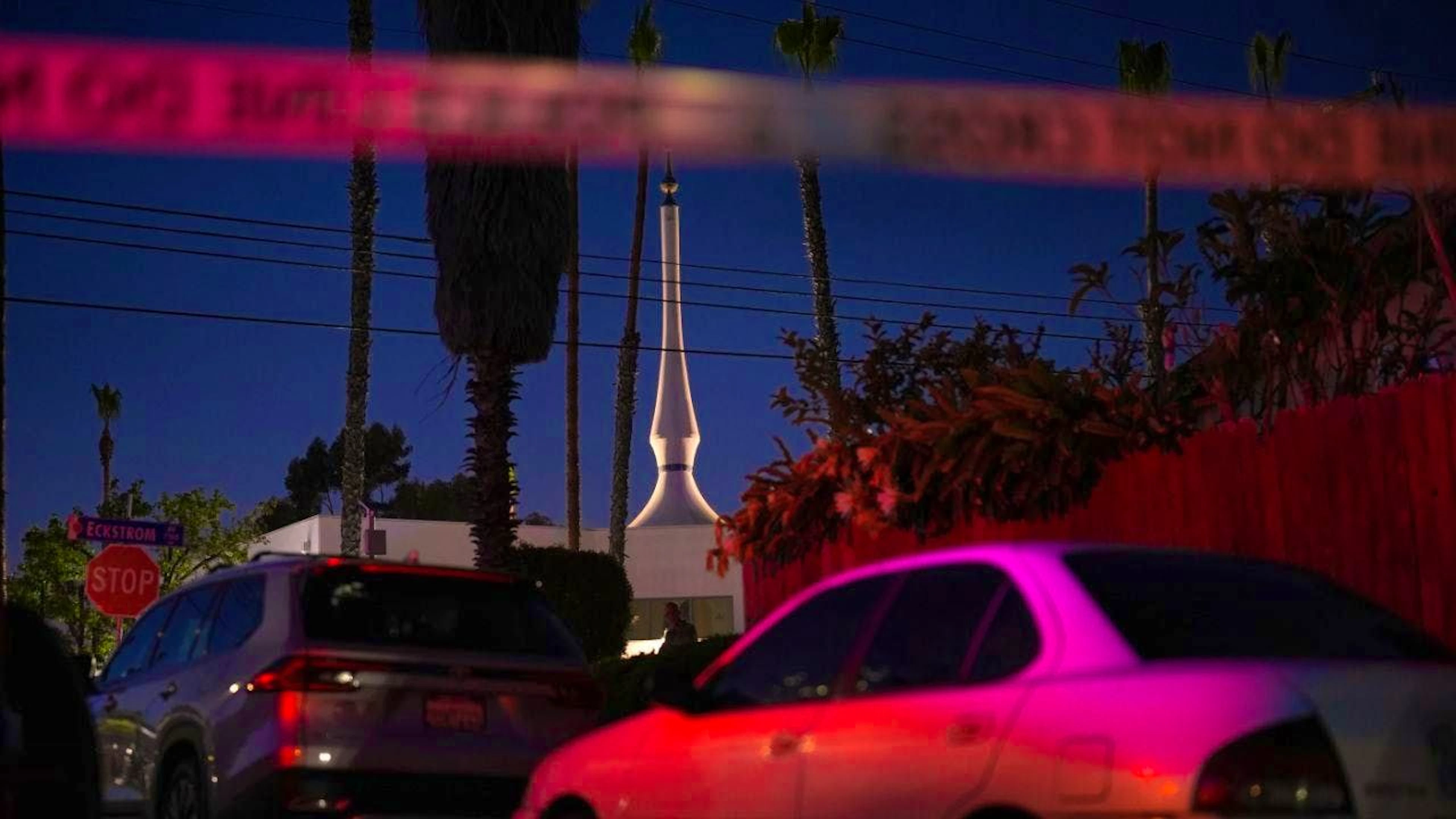 dpatopbilder - Police stand at the scene after shots were fired outside the Islamic Center of San Diego. Photo: Gregory Bull/AP/dpa