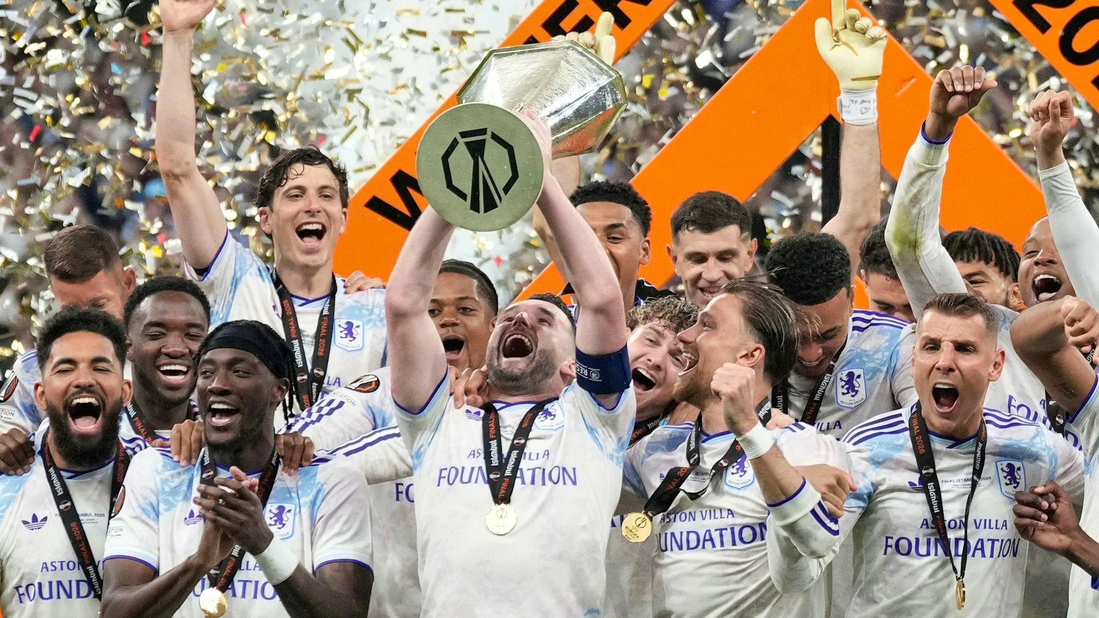 Trop fort, Aston Villa brise le rêve de Manzambi et s'offre le trophée
