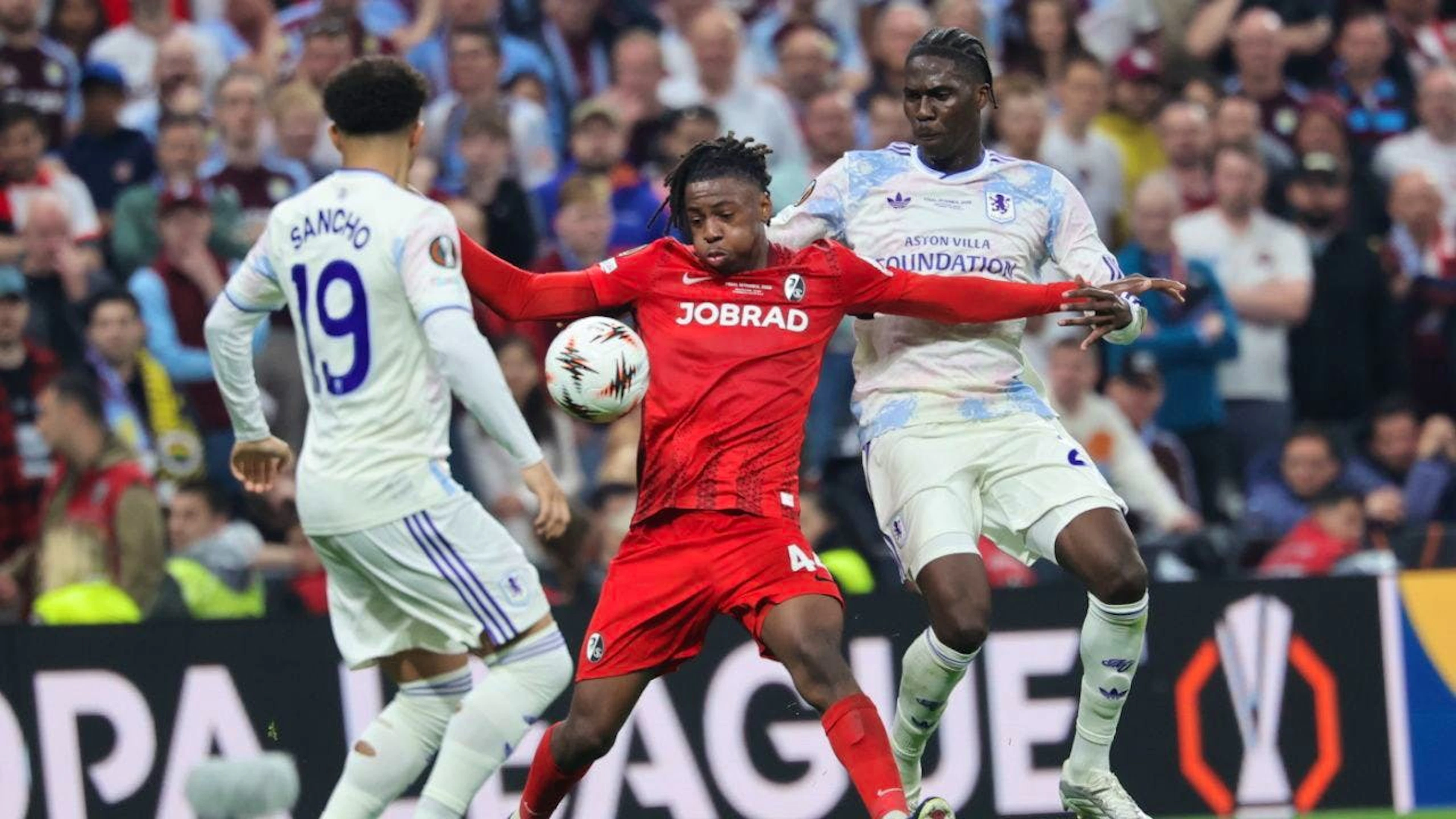 Le Genevois Johan Manzambi (au centre) n'a rien pu faire face aux joueurs d'Aston Villa.