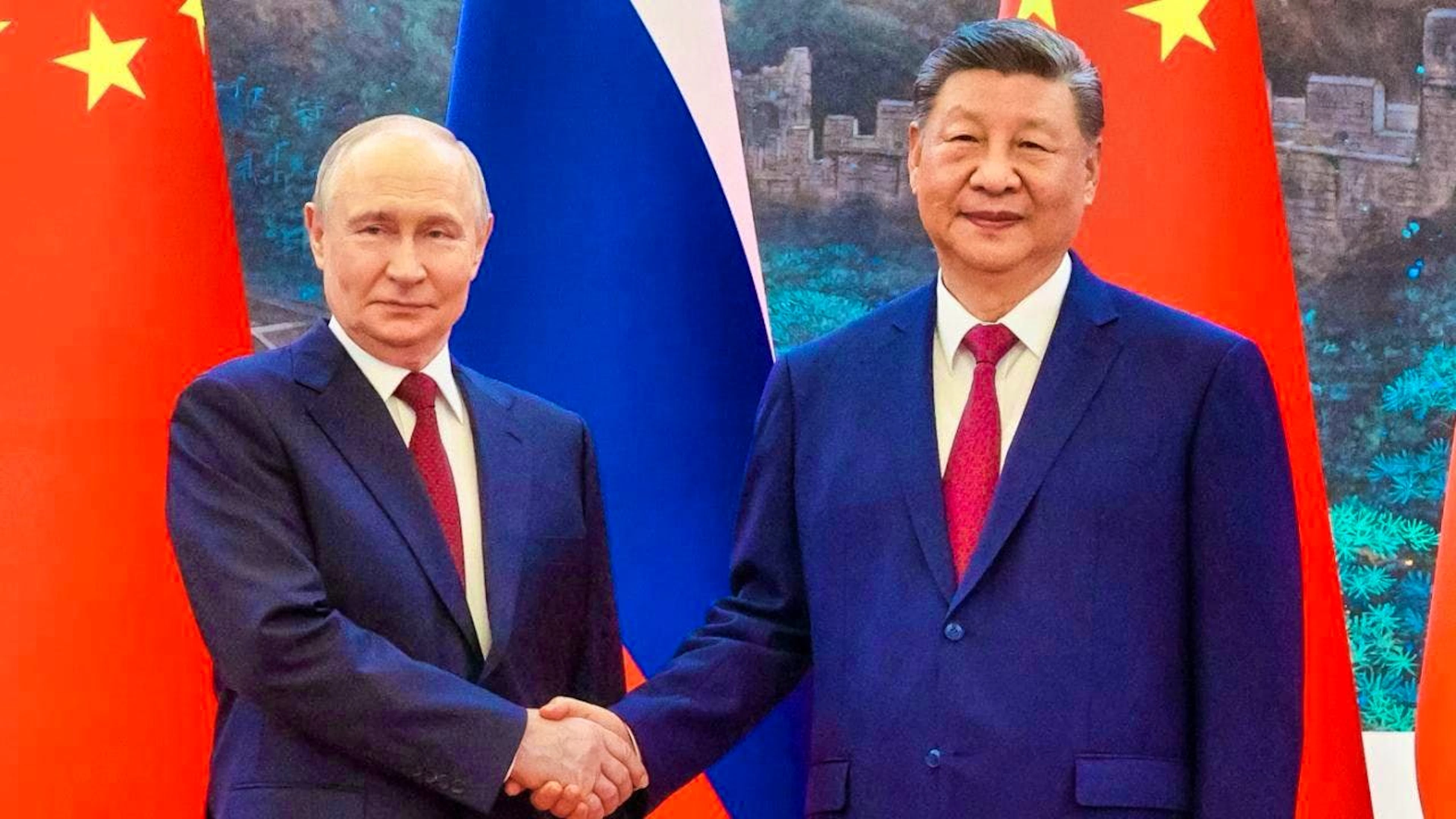 Russian President Vladimir Putin (l) and Chinese President Xi Jinping pose for a photo before their talks in the Great Hall of the People. Photo: Maxim Stulov/Pool Sputnik Kremlin/AP/dpa - ATTENTION: For editorial use only and only with full attribution to the above credit