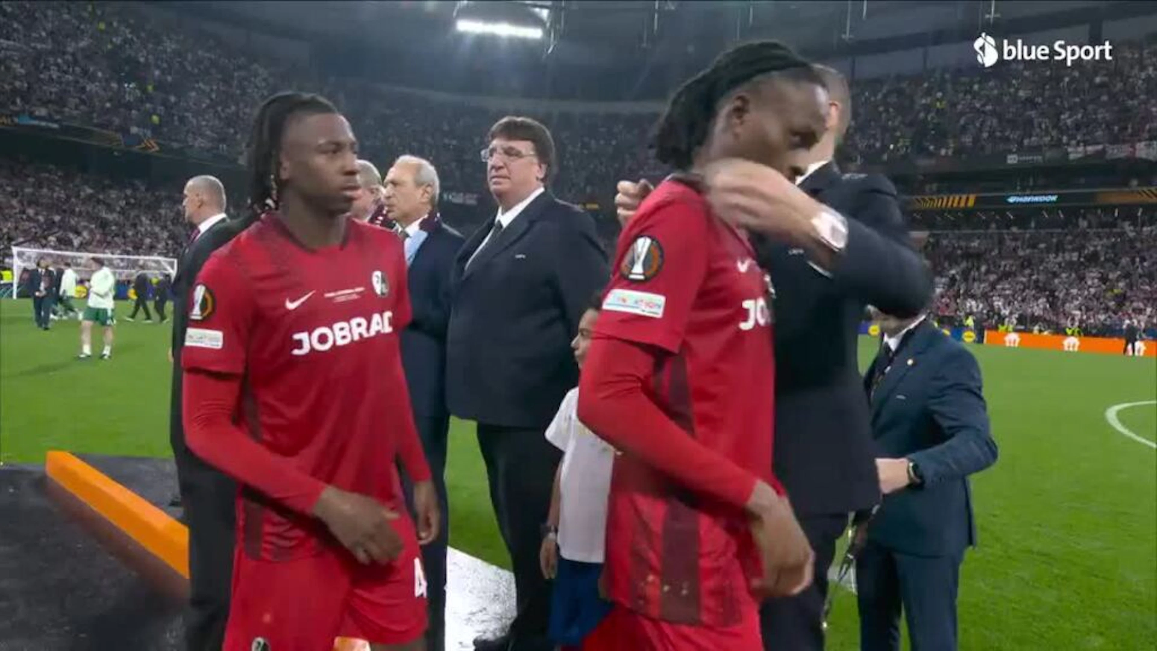Hier stemmen die Aston-Villa-Stars den Pokal in die Höhe