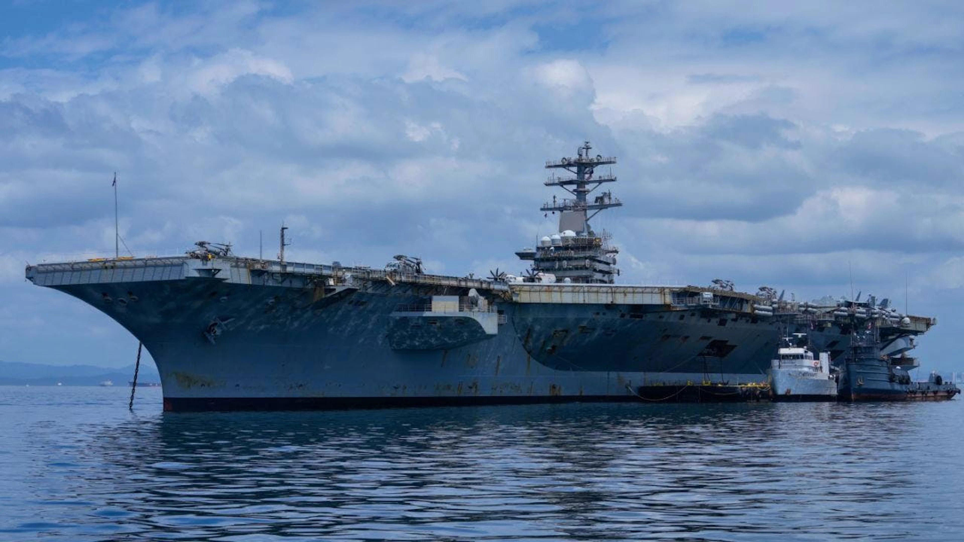 La portaerei a propulsione nucleare USS Nimitz della marina militare USA. (Foto archivio)