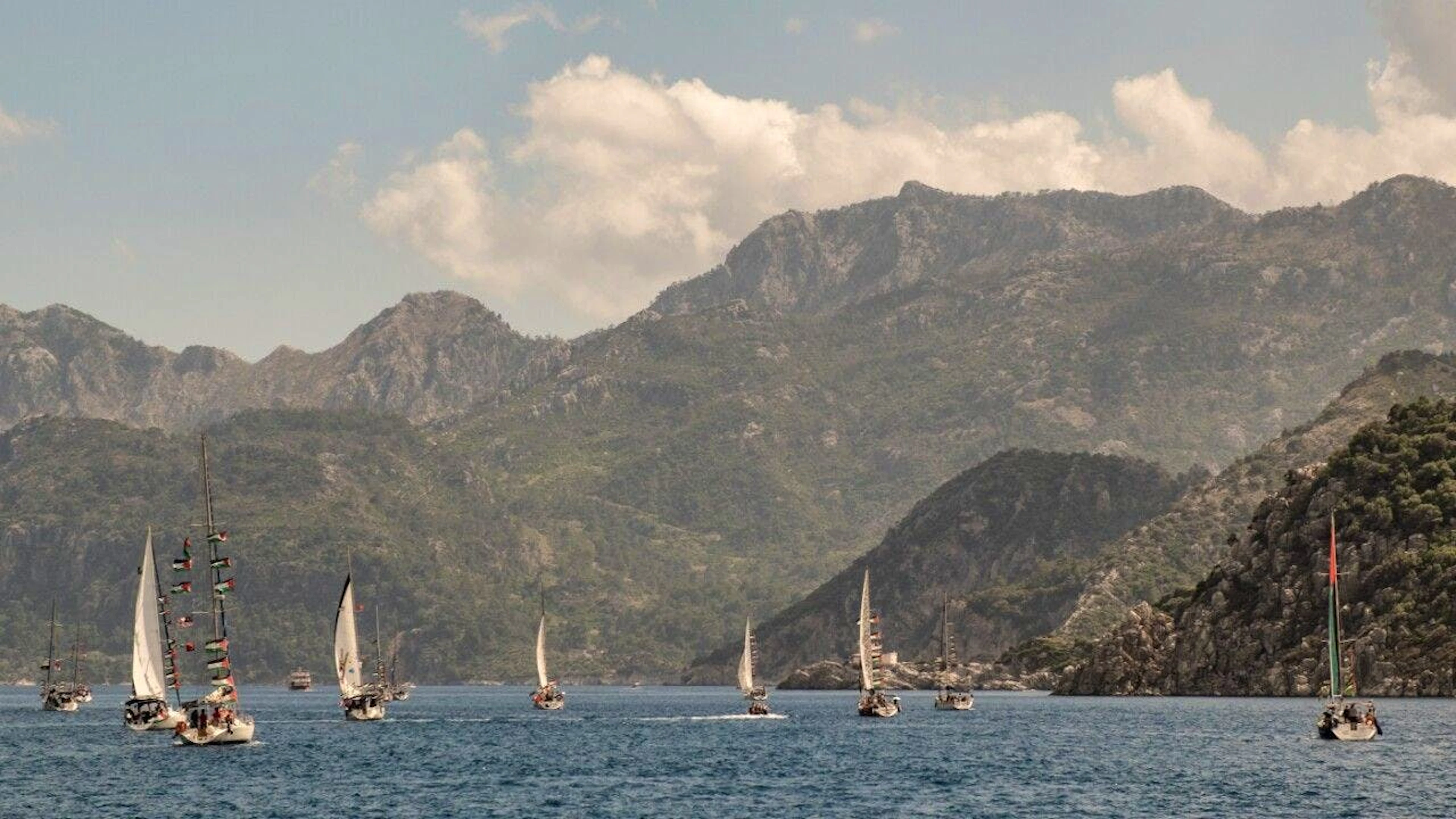 Imbarcazioni della flottiglia, con a bordo attivisti e aiuti umanitari, salpano dal porto di Marmaris, in Turchia, alla volta di Gaza. (Immagine d'archivio del 14 maggio)