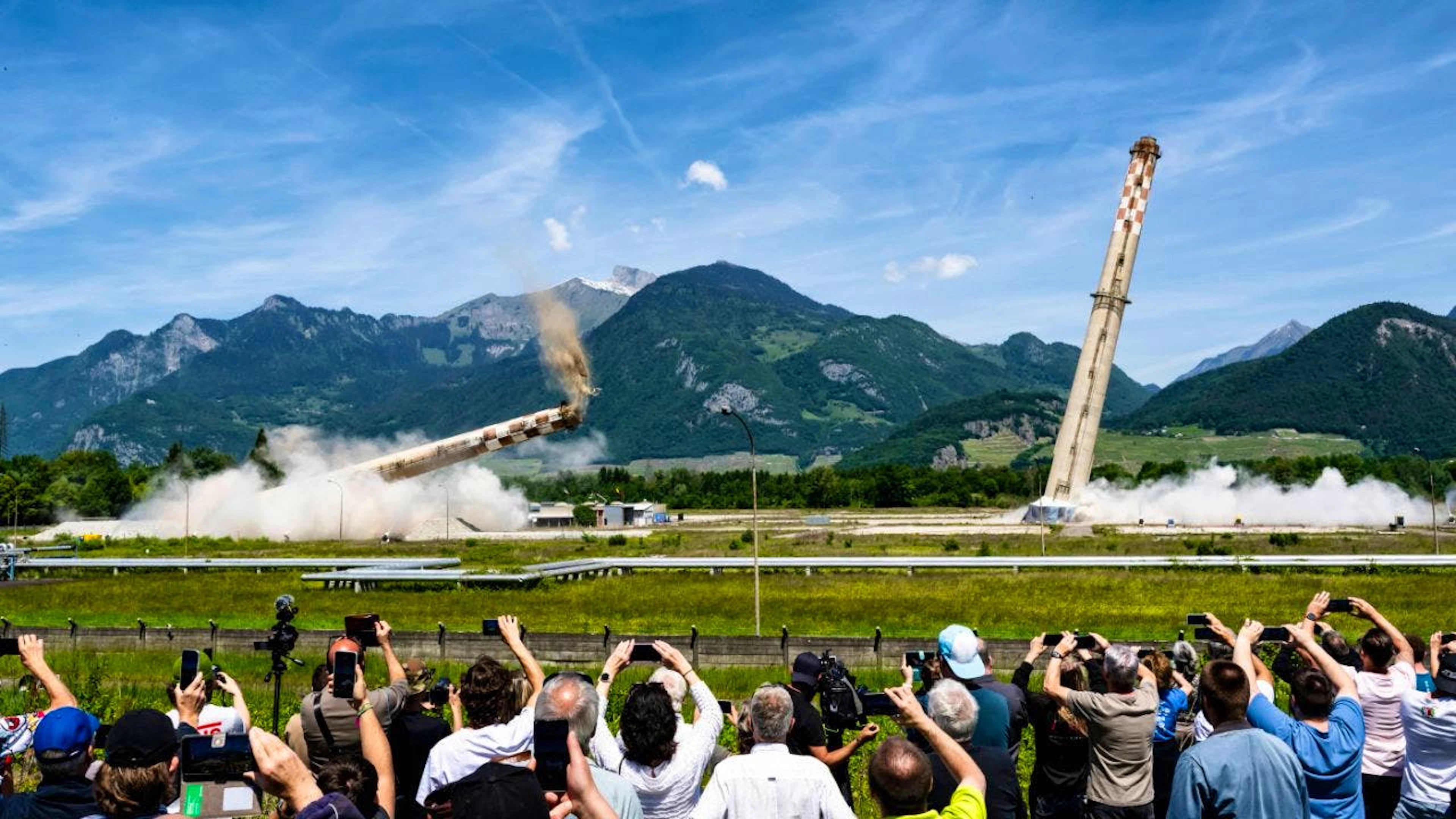 Mehrere hundert Schaulustige verfolgten den Einsturz der beiden letzten Schornsteine auf dem Gelände der ehemaligen Tamoil-Raffinerie in Collombey-Muraz im Unterwallis.
