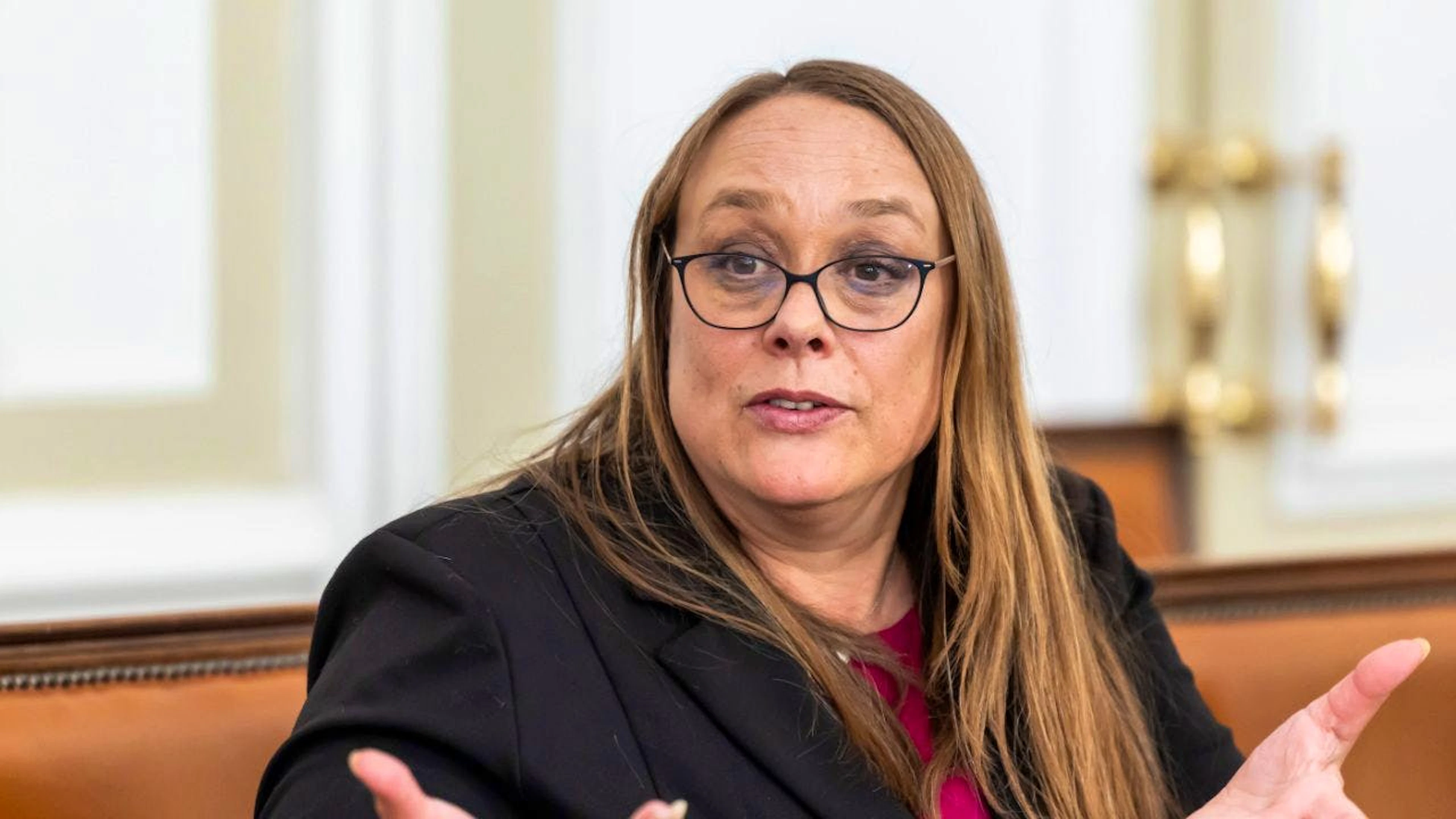 I manifestanti non si accontentano della riva destra. Nell'immagine: la consigliera di Stato Carole-Anne Kast.