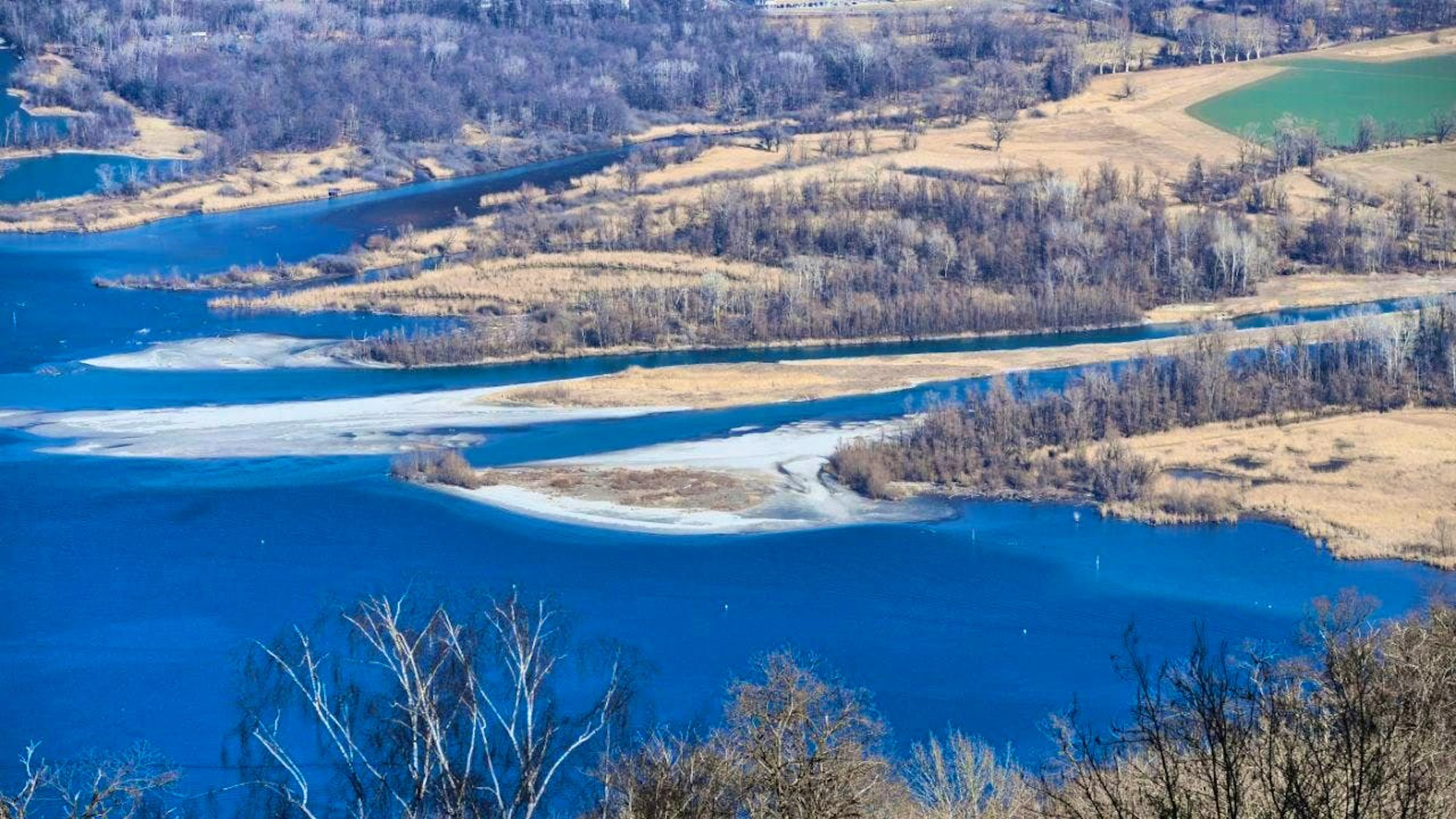 High-pressure weather and low snow reserves: in Ticino, there is currently little prospect of making up the water deficit. The picture shows Lake Maggiore in dry February 2022 (archive image)
