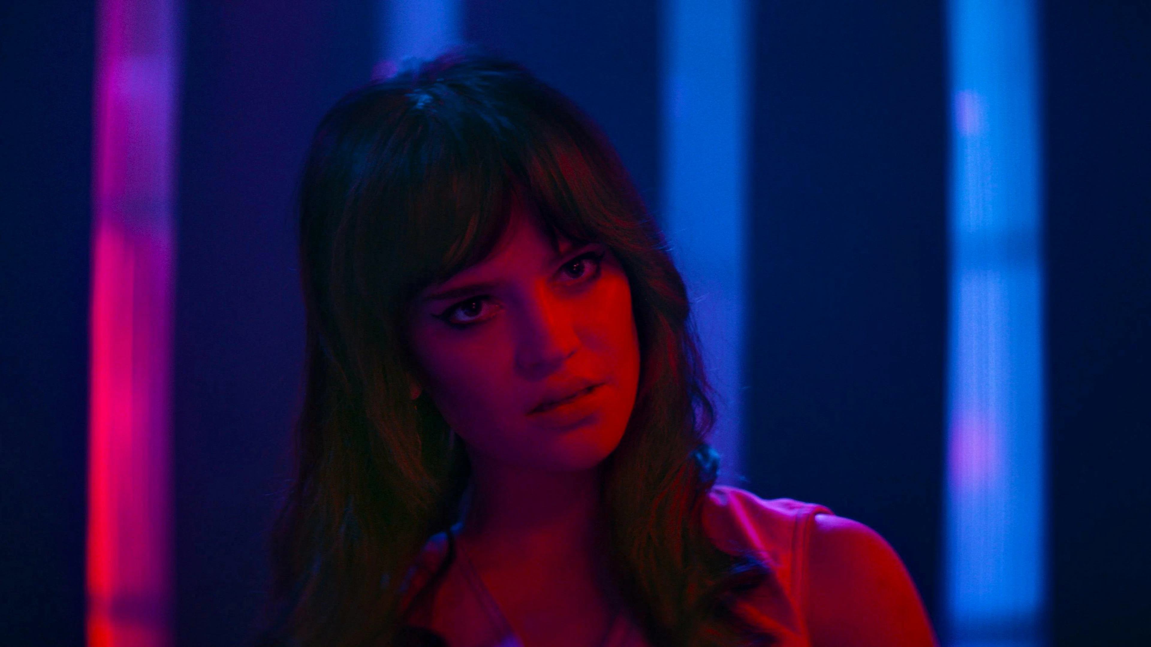 Sophie Thatcher spielt die Schauspielerin Elle in dem traumartigen Neo-Noir-Thriller.