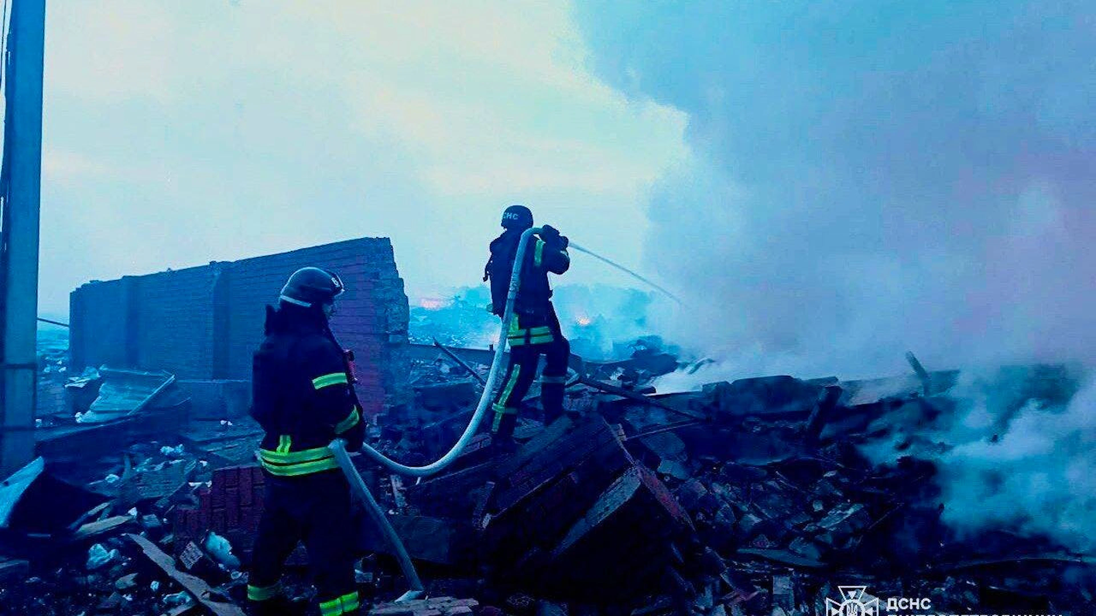 HANDOUT – Auf diesem vom ukrainischen Katastrophenschutz zur Verfügung gestellten Foto löschen Rettungskräfte ein Feuer in einem Wohnhaus, das nach einem Angriff zerstört wurde. Foto: Uncredited/Ukrainian Emergency Service/AP/dpa – ACHTUNG: Nur zur redaktionellen Verwendung im Zusammenhang mit der aktuellen Berichterstattung und nur mit vollständiger Nennung des vorstehenden Credits