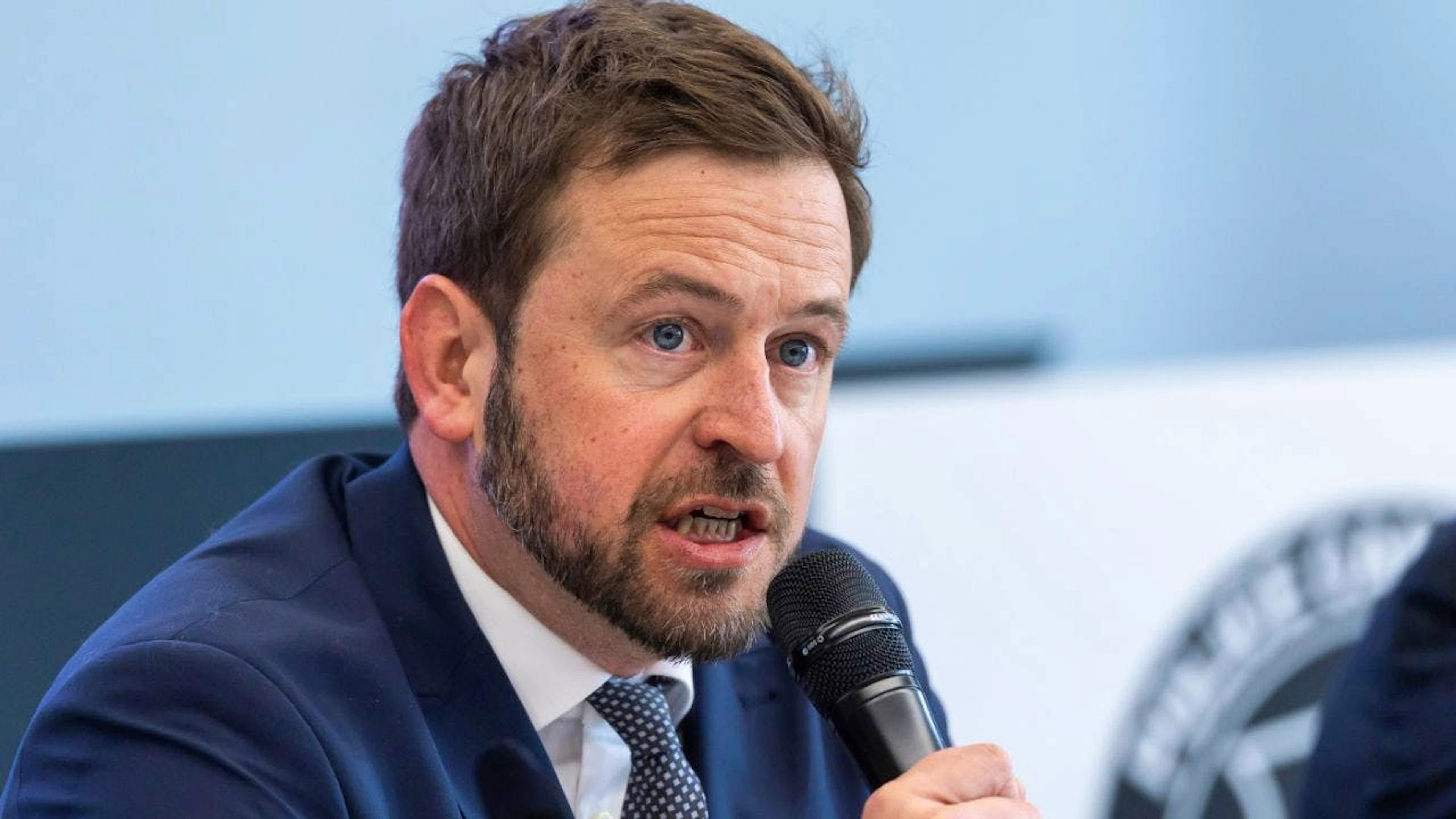 La riforma, sostenuta dal consigliere di Stato Romain Collaud (PLR), direttore della sicurezza e della giustizia, è stata approvata con 95 voti contro 8, senza astensioni, dopo due giorni di intensi dibattiti.
