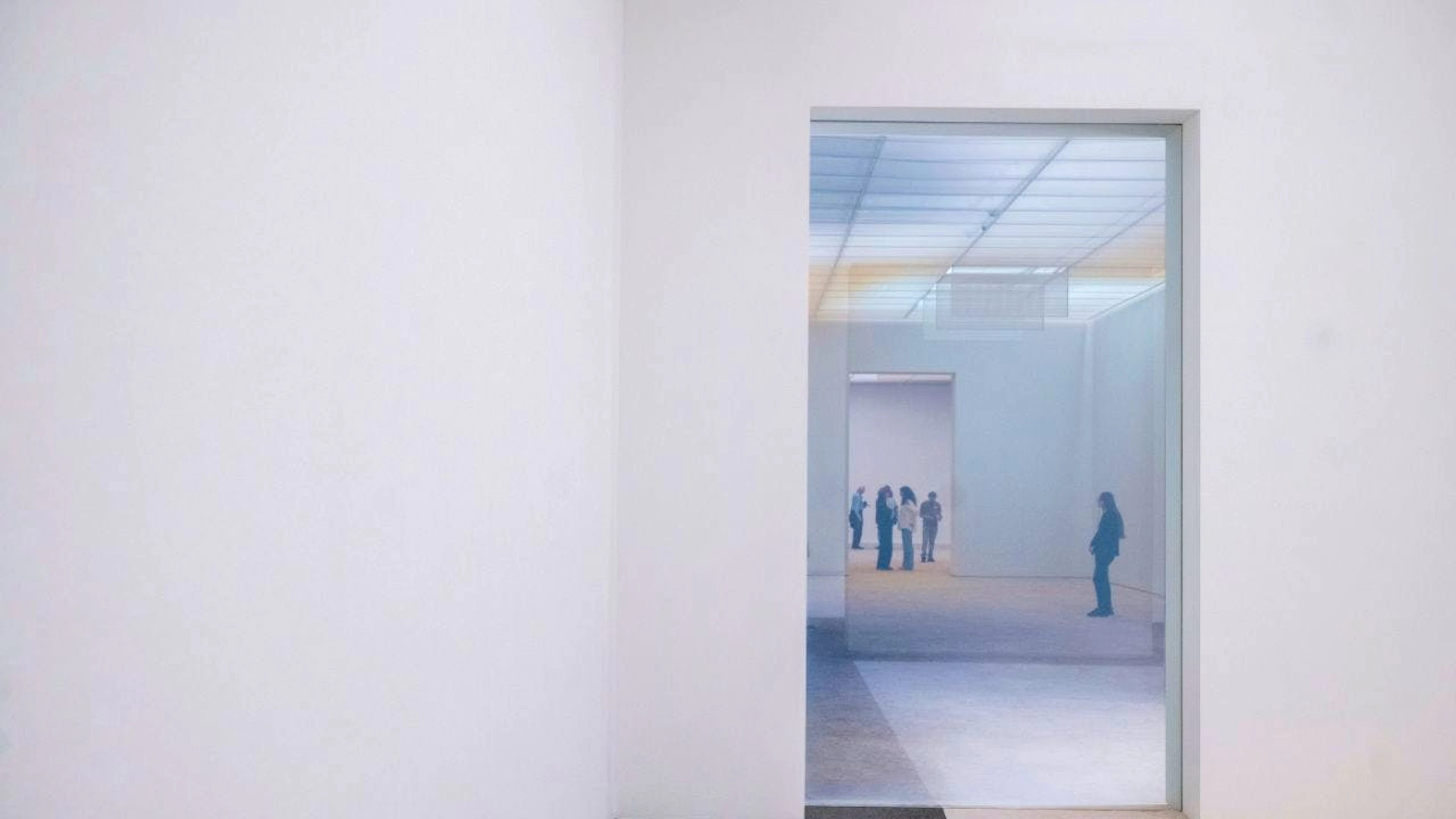 Già entrando nella prima sala dell'esposizione, che durerà fino al 13 settembre, si arriva su un morbido tappeto stampato che attraversa tutta la mostra.