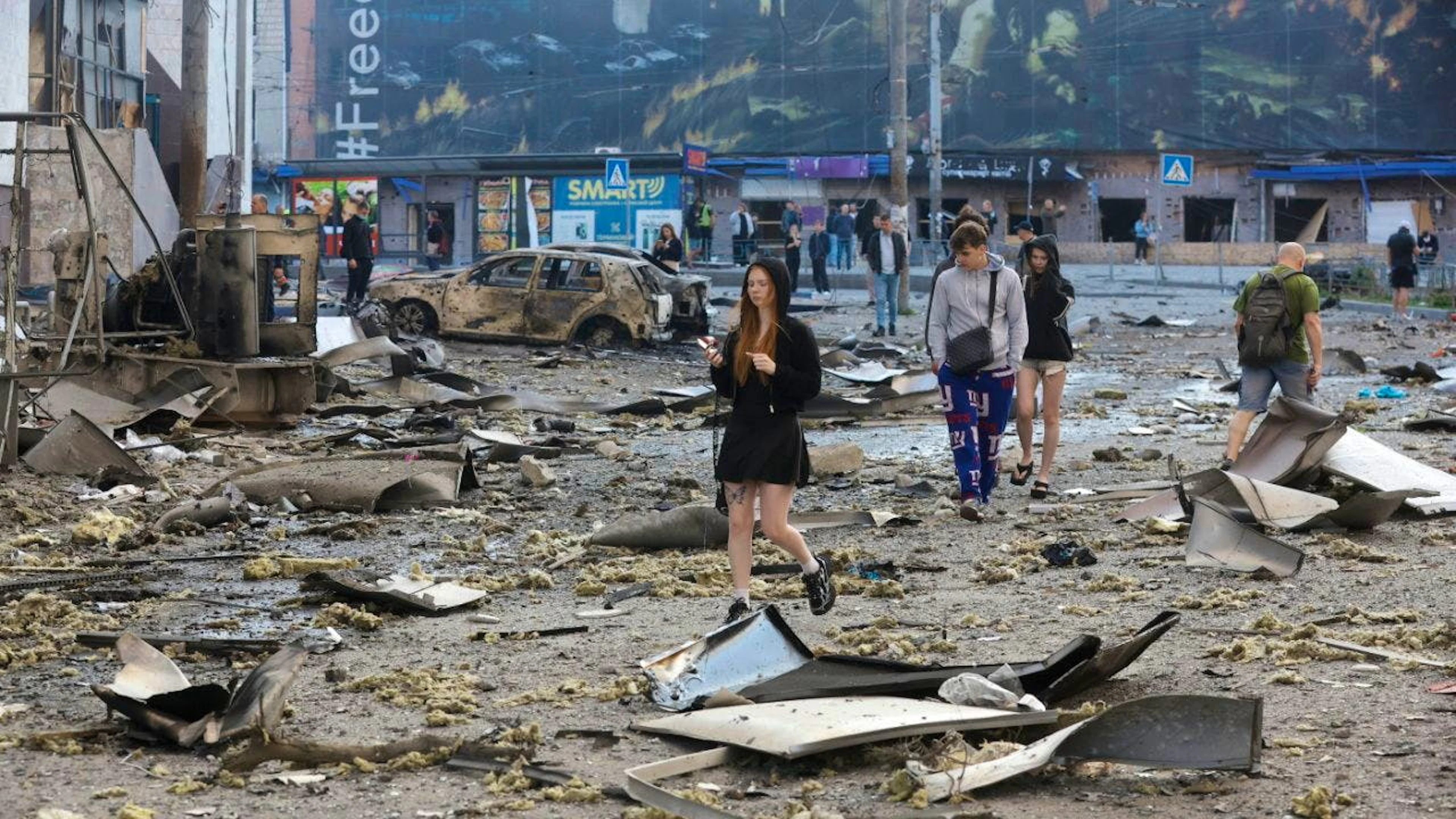 Après une nuit d'explosions, des journalistes de l'AFP à Kiev ont vu des rues couvertes de débris, des immeubles résidentiels fortement endommagés, un centre commercial entièrement incendié.
