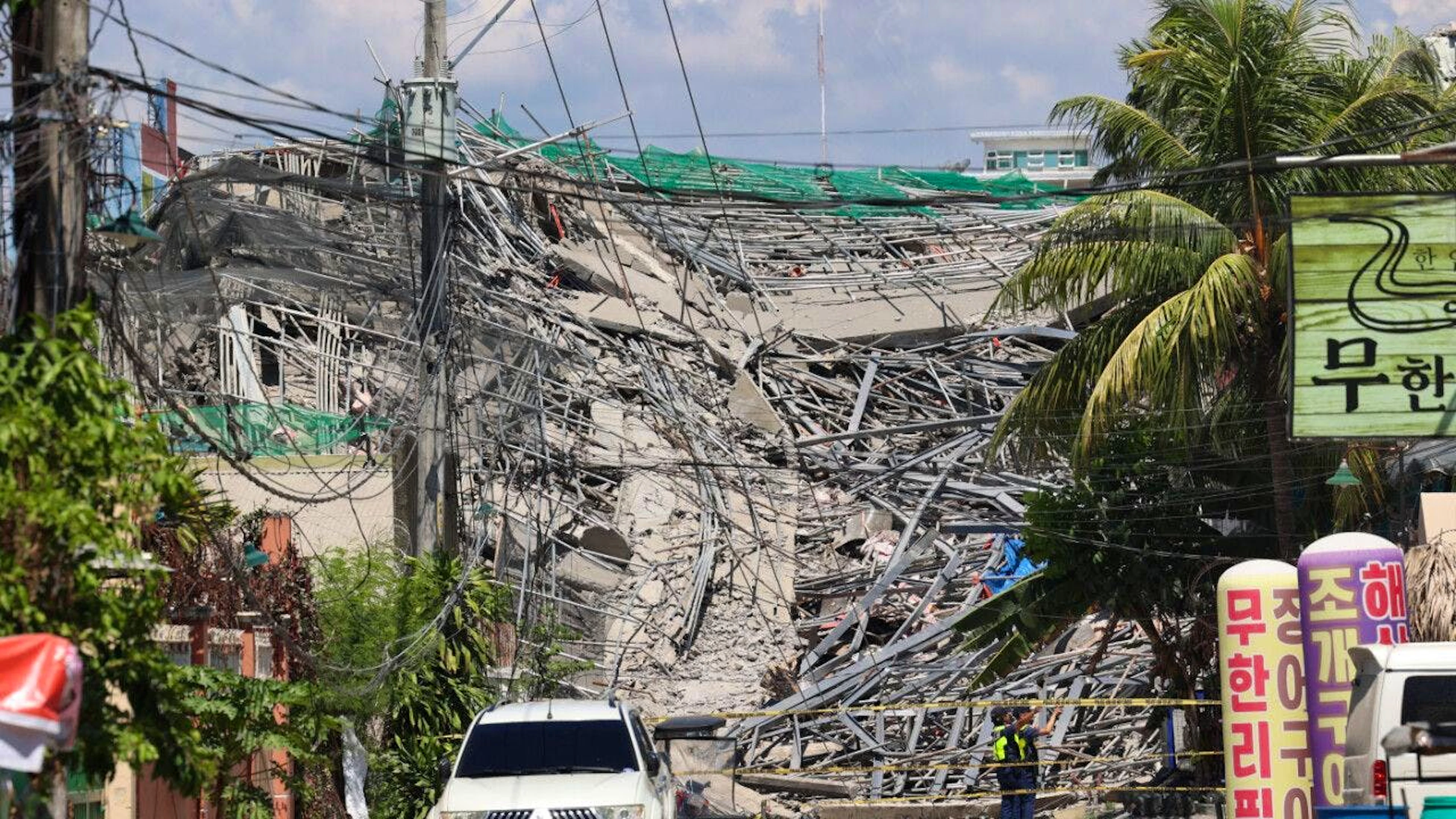 dpatopbilder – Absperrband markiert den Bereich um ein eingestürztes Gebäude in der Provinz Pampanga, nördlich von Manila. Foto: Uncredited/AP/dpa