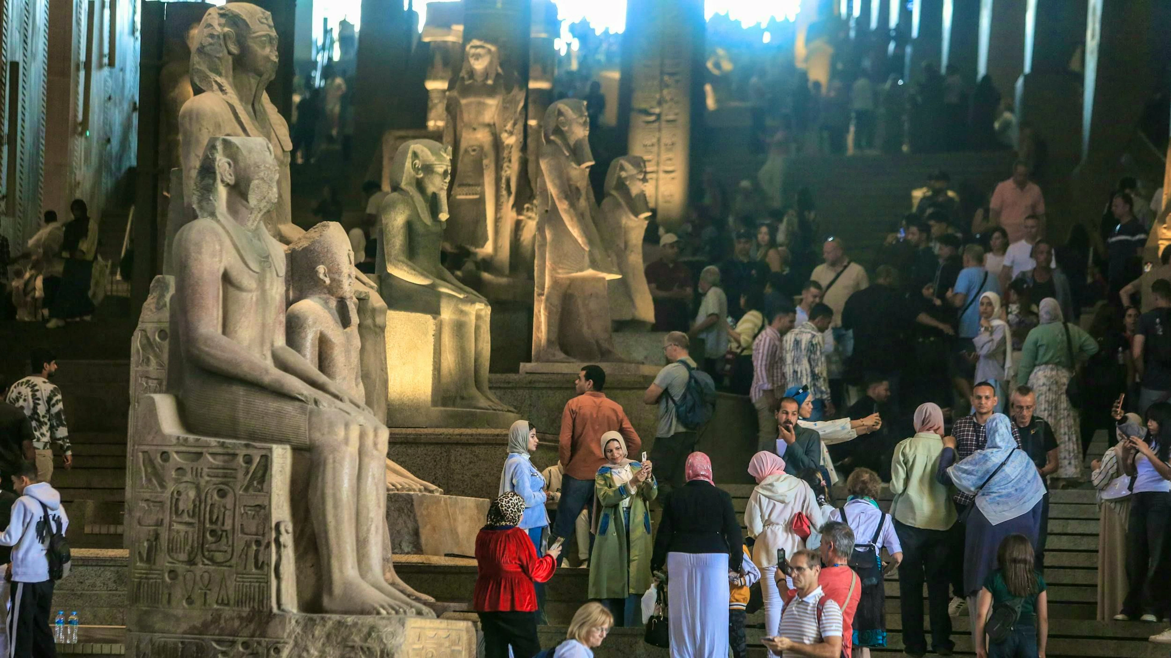 The monumental staircase in the GEM is itself an exhibition space: colossal statues are arranged thematically along the steps and tell of the power, gods and kings of Ancient Egypt.