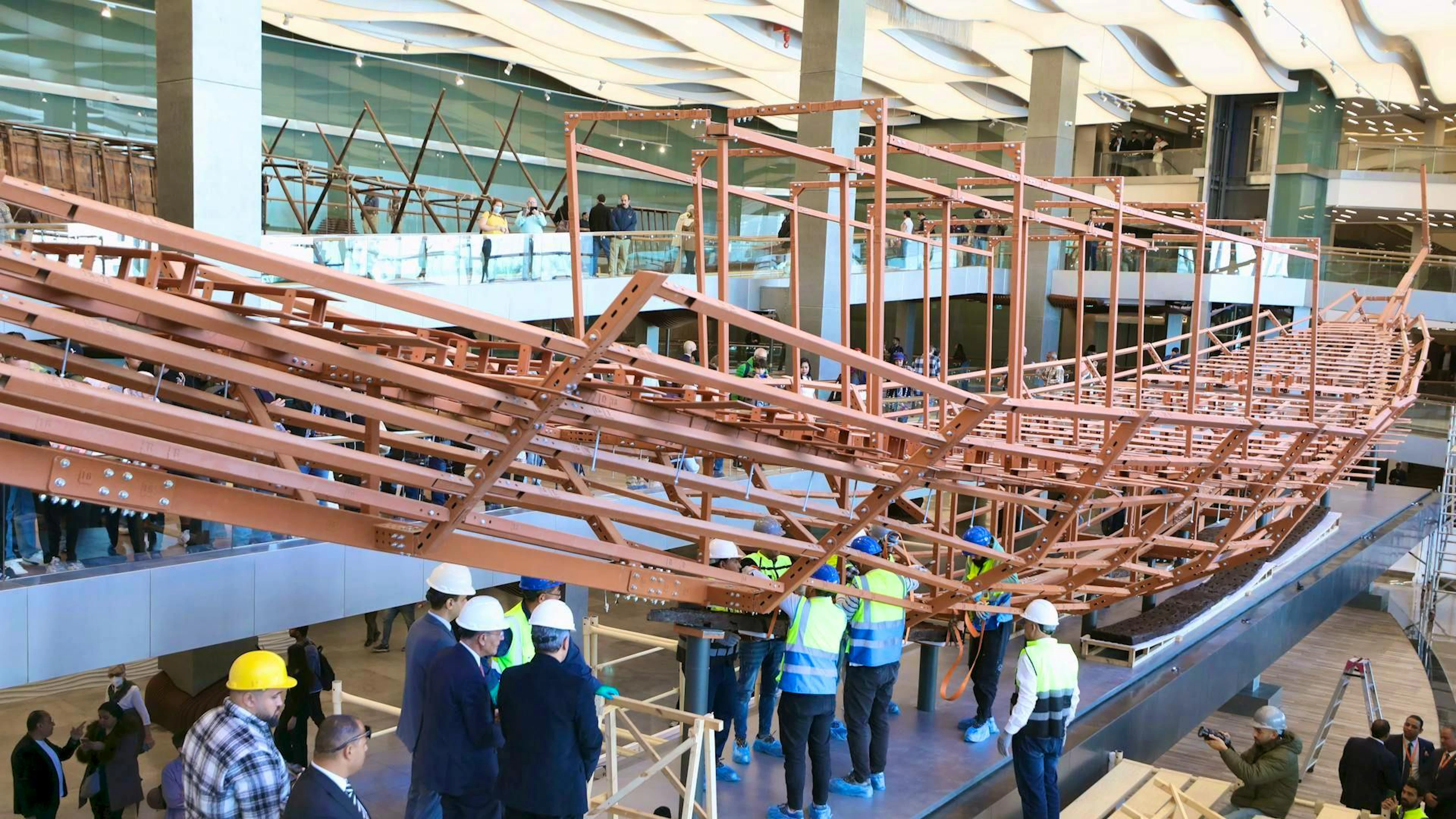 The second sun barge of Cheops is being built piece by piece: only the steel framework is still visible, on which the original wooden planks will be gradually assembled over the coming years.
