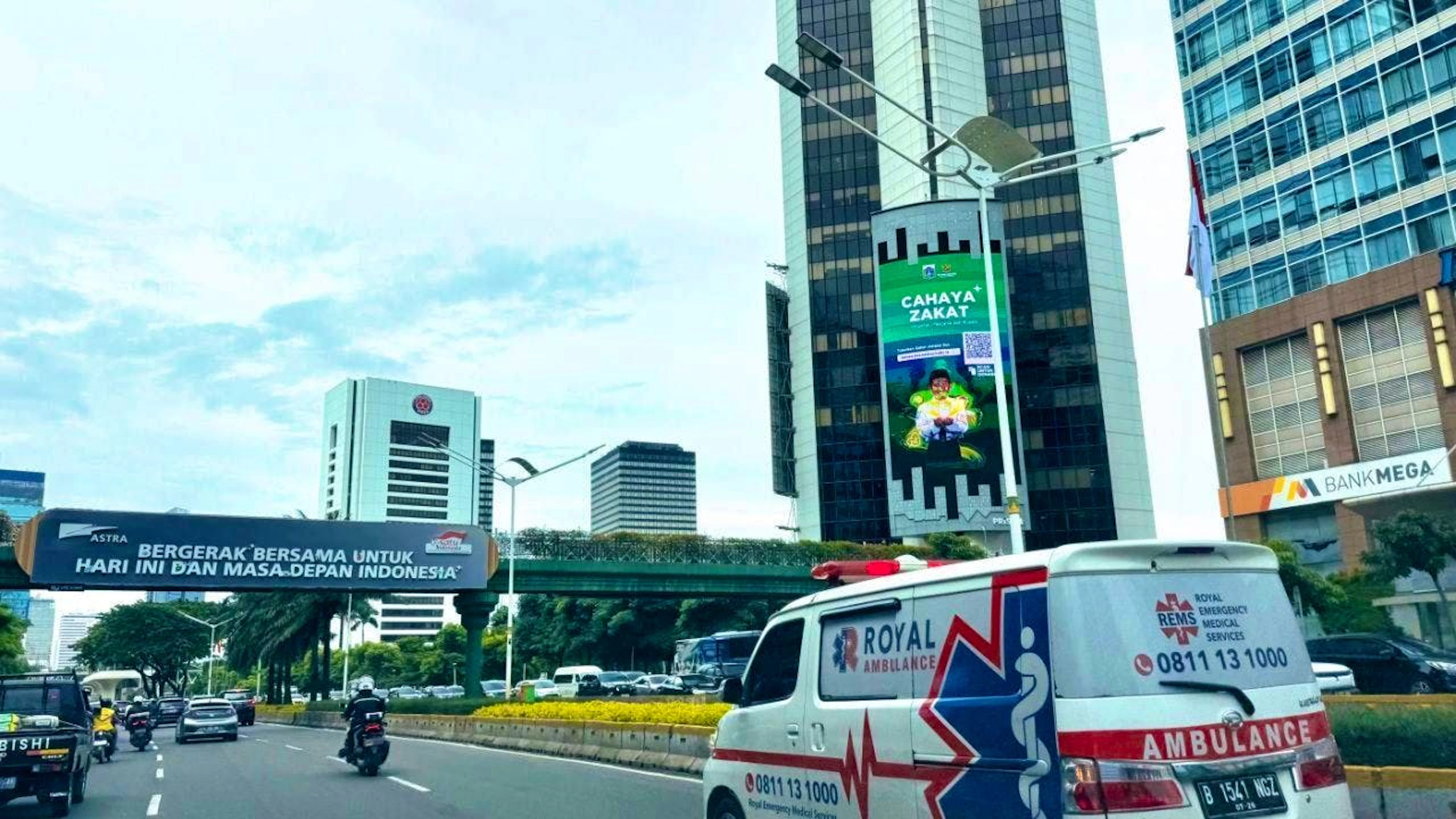 ARCHIVE - An ambulance drives through downtown Jakarta. Photo: Carola Frentzen/dpa (archive photo)