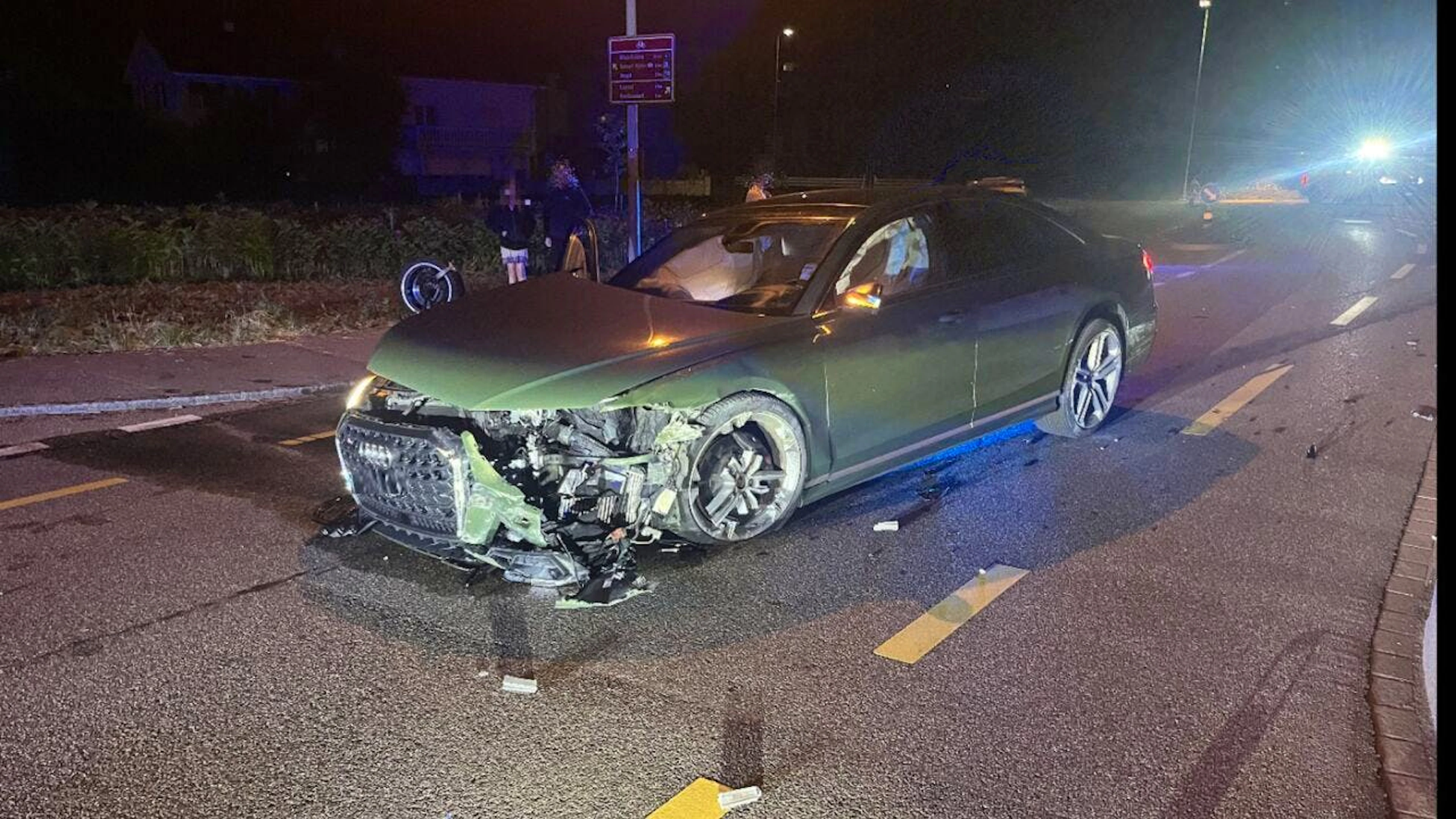 La virée nocturne d’un adolescent de 13 ans s’est terminée à Pratteln (BL) uniquement par des dégâts matériels sur la voiture.