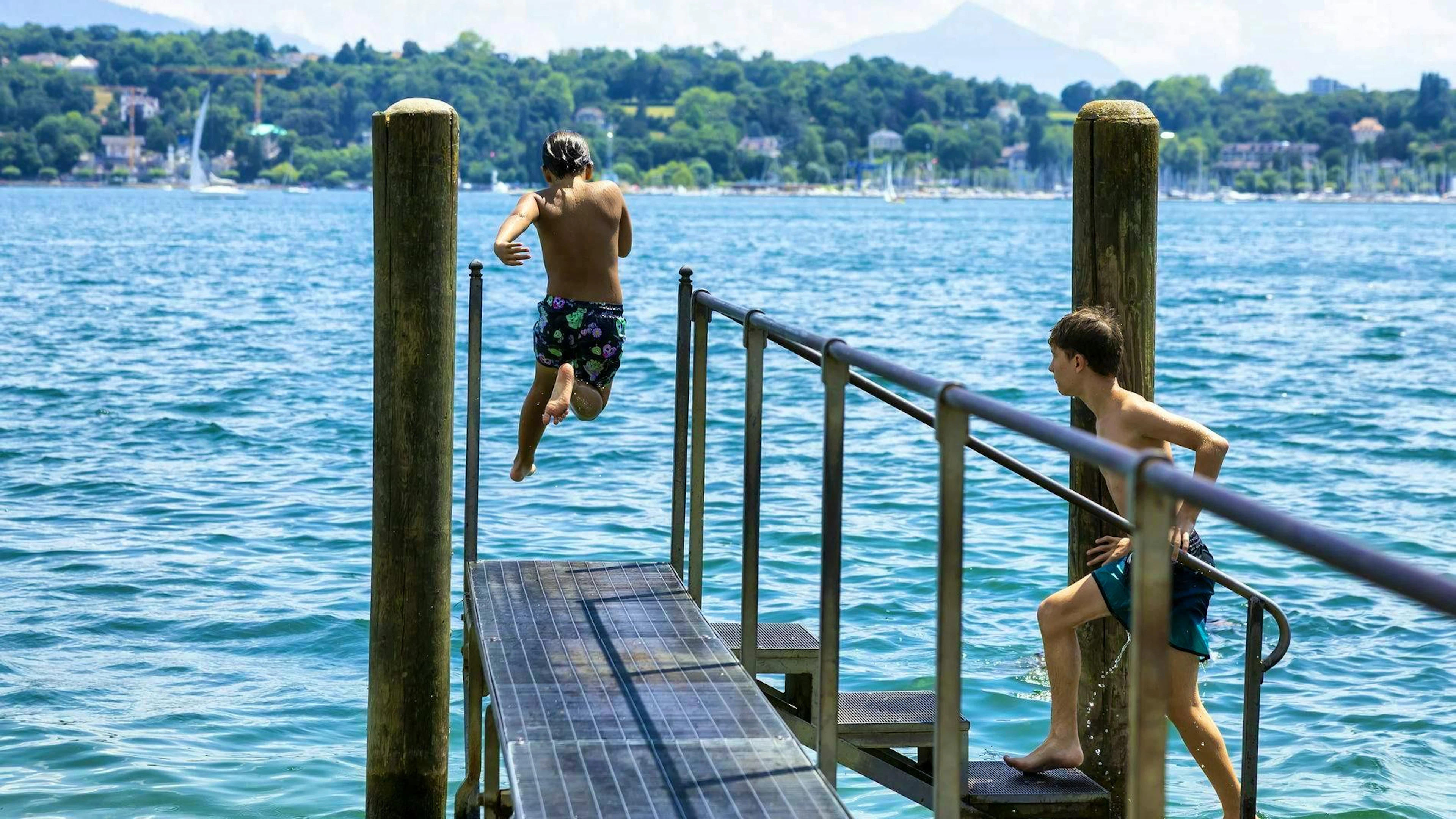 L'unica cosa che può aiutare è un tuffo in acqua: se le previsioni a lungo termine dei servizi meteorologici internazionali si avverano, l'estate del 2026 sarà più calda della media in Svizzera.