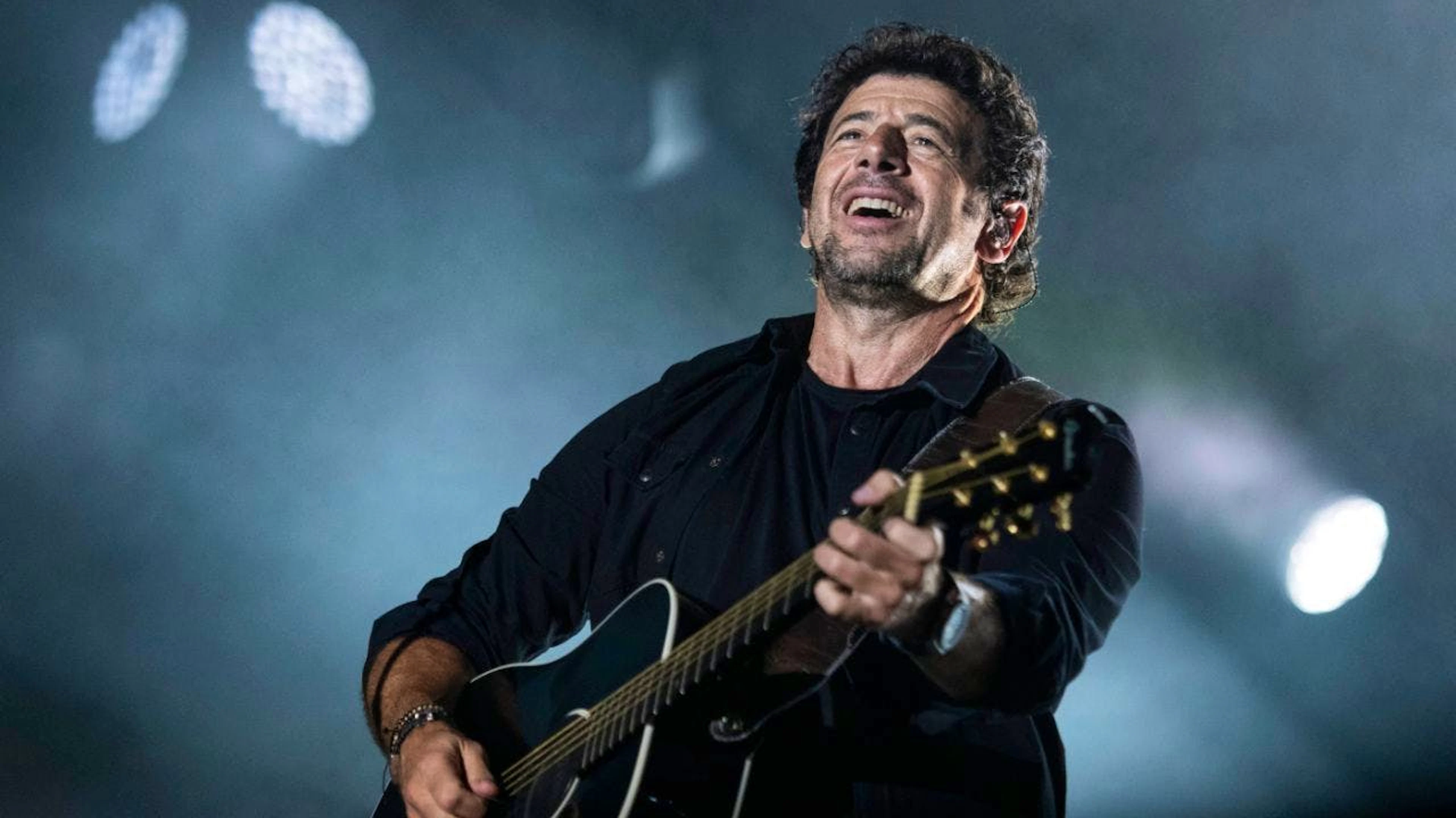 Le chanteur a également annulé des représentations en Europe, renonçant à ses concerts jusqu'à l'automne, incluant des dates à Paris et des festivals.