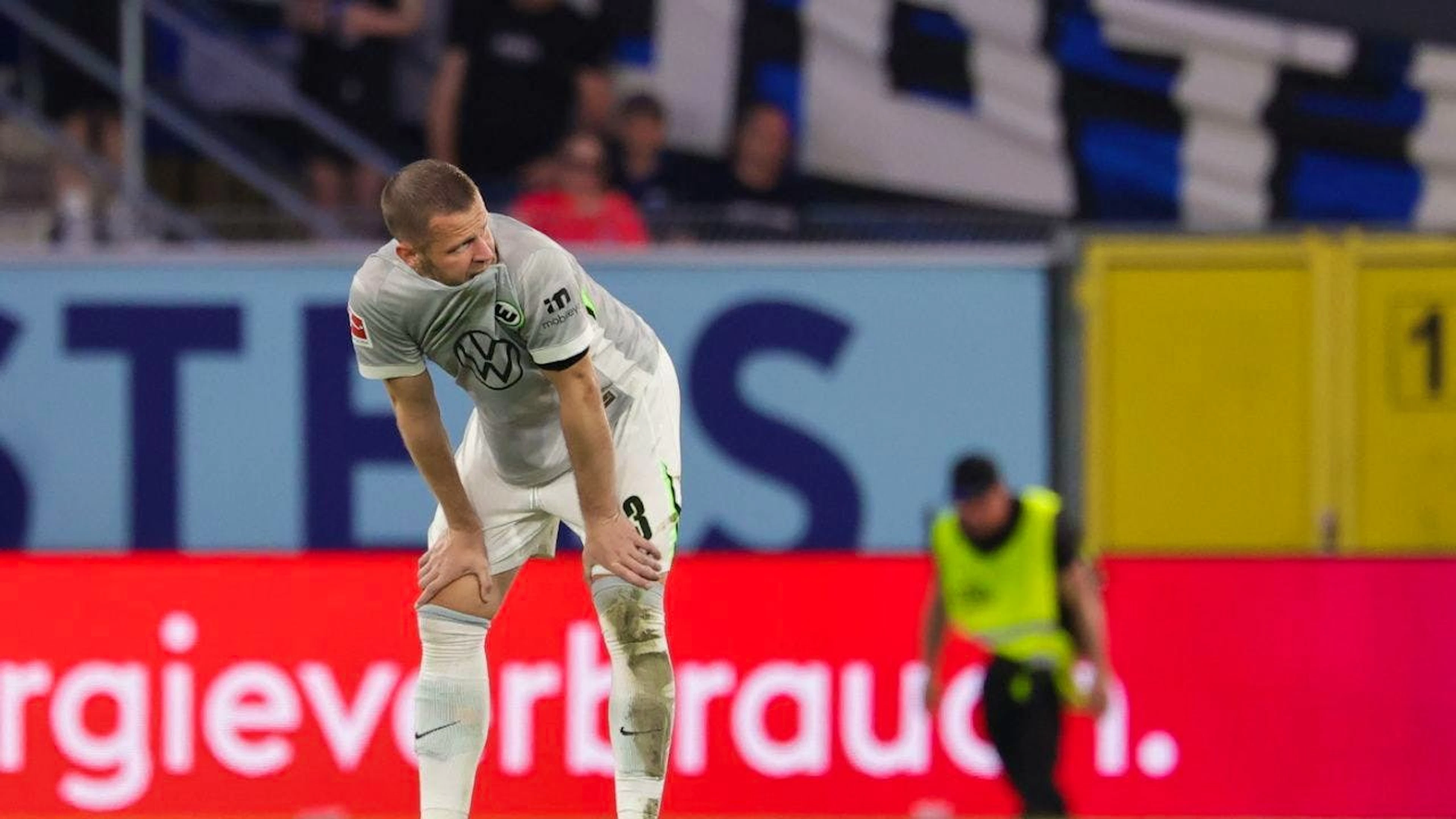 Für Denis Vavro und Wolfsburg geht es nach der Niederlage in Paderborn in die 2. Bundesliga