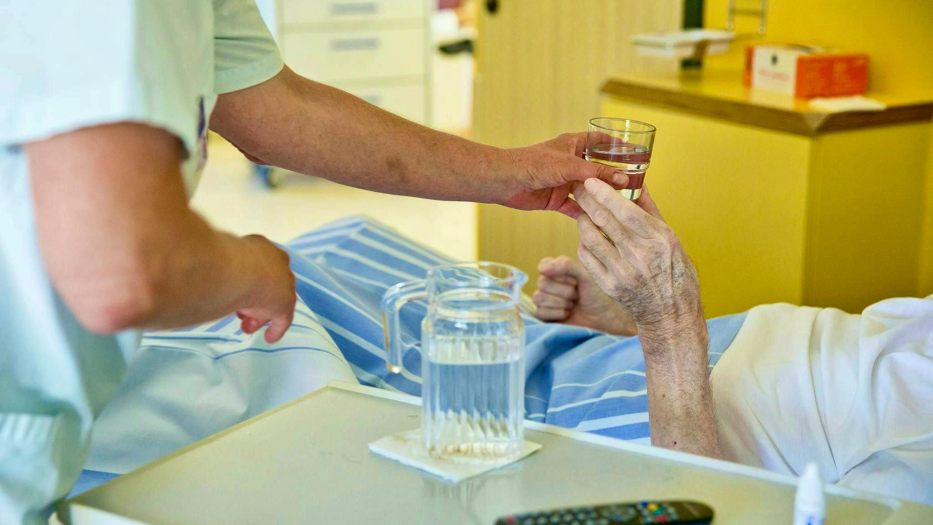 Un EMS argovien a facturé plus de 700 francs de plus par mois pour deux verres d'eau par jour.