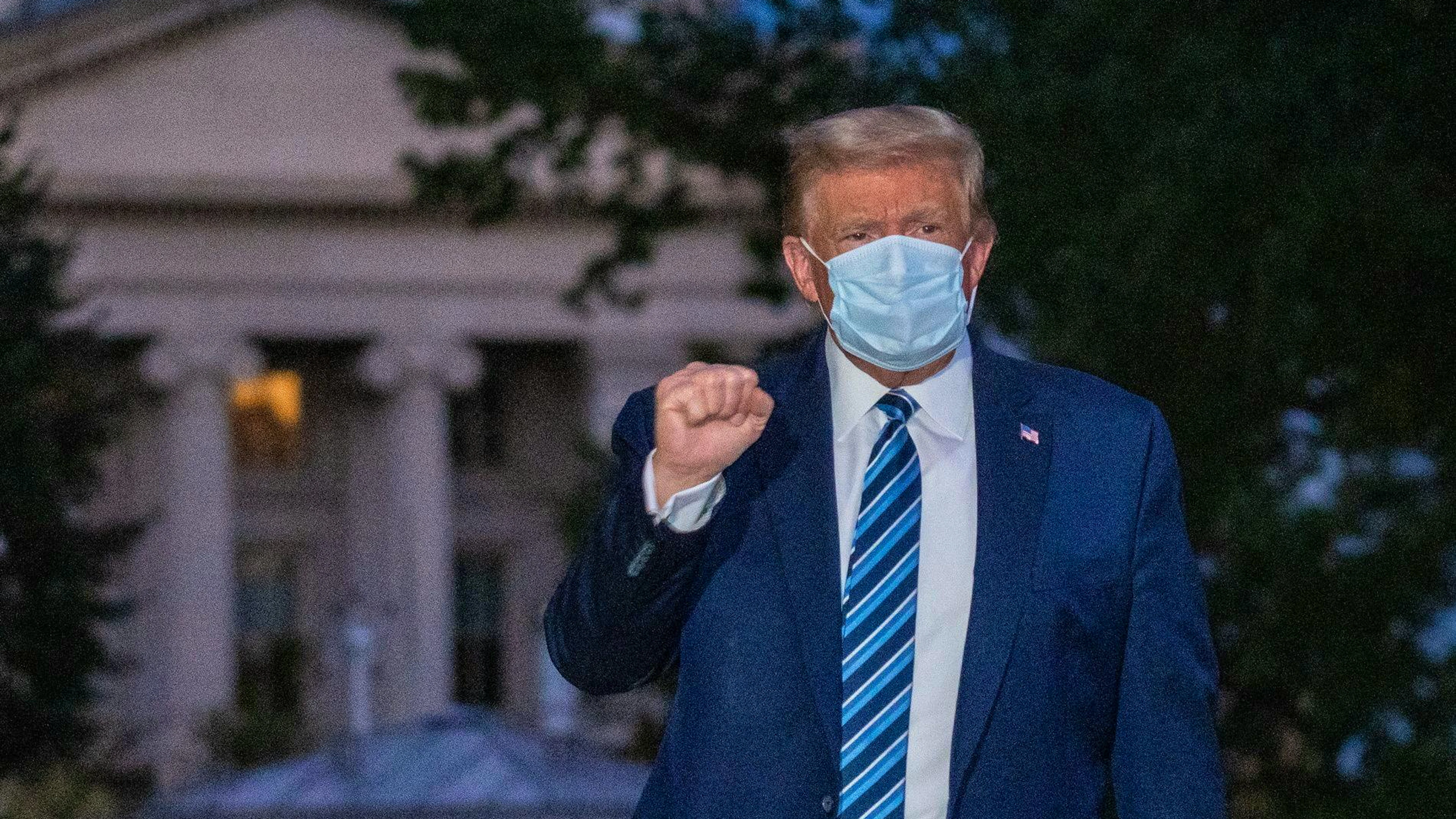 Nein, das ist keine Foto-Montage und auch kein KI-Bild. Die Aufnahme von Donald Trump wurde im Oktober 2020 während der Covid-Pandemie gemacht.