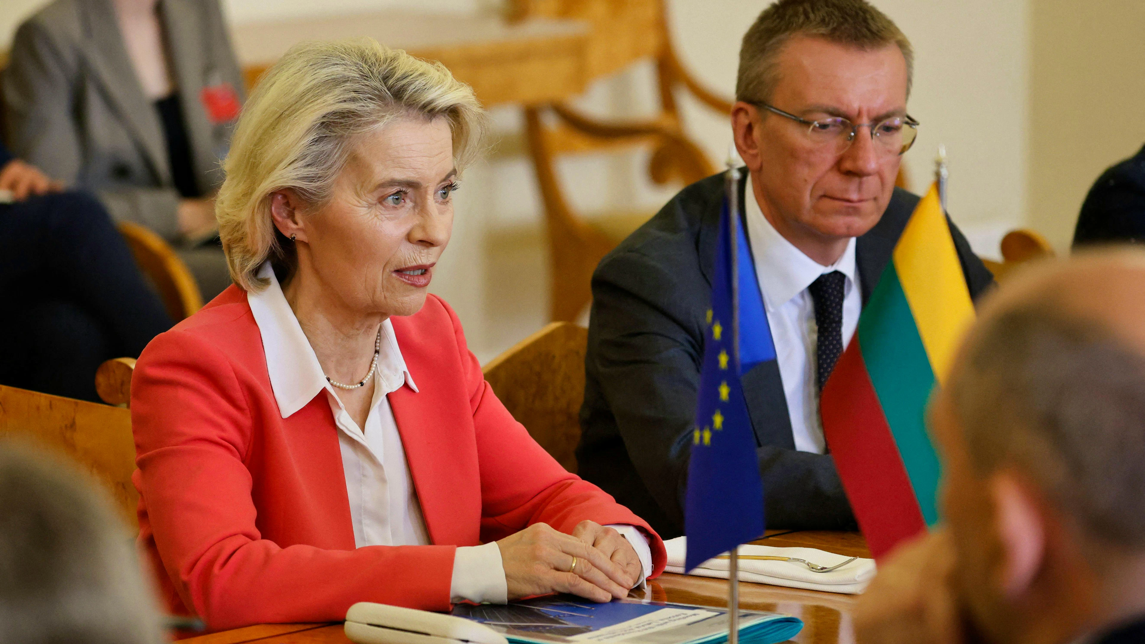 La présidente de la Commission européenne Ursula von der Leyen s’exprime aux côtés du président letton Edgars Rinkēvičs lors d’une rencontre avec les dirigeants baltes consacrée à la sécurité régionale, le 26 mai 2026 à Vilnius.