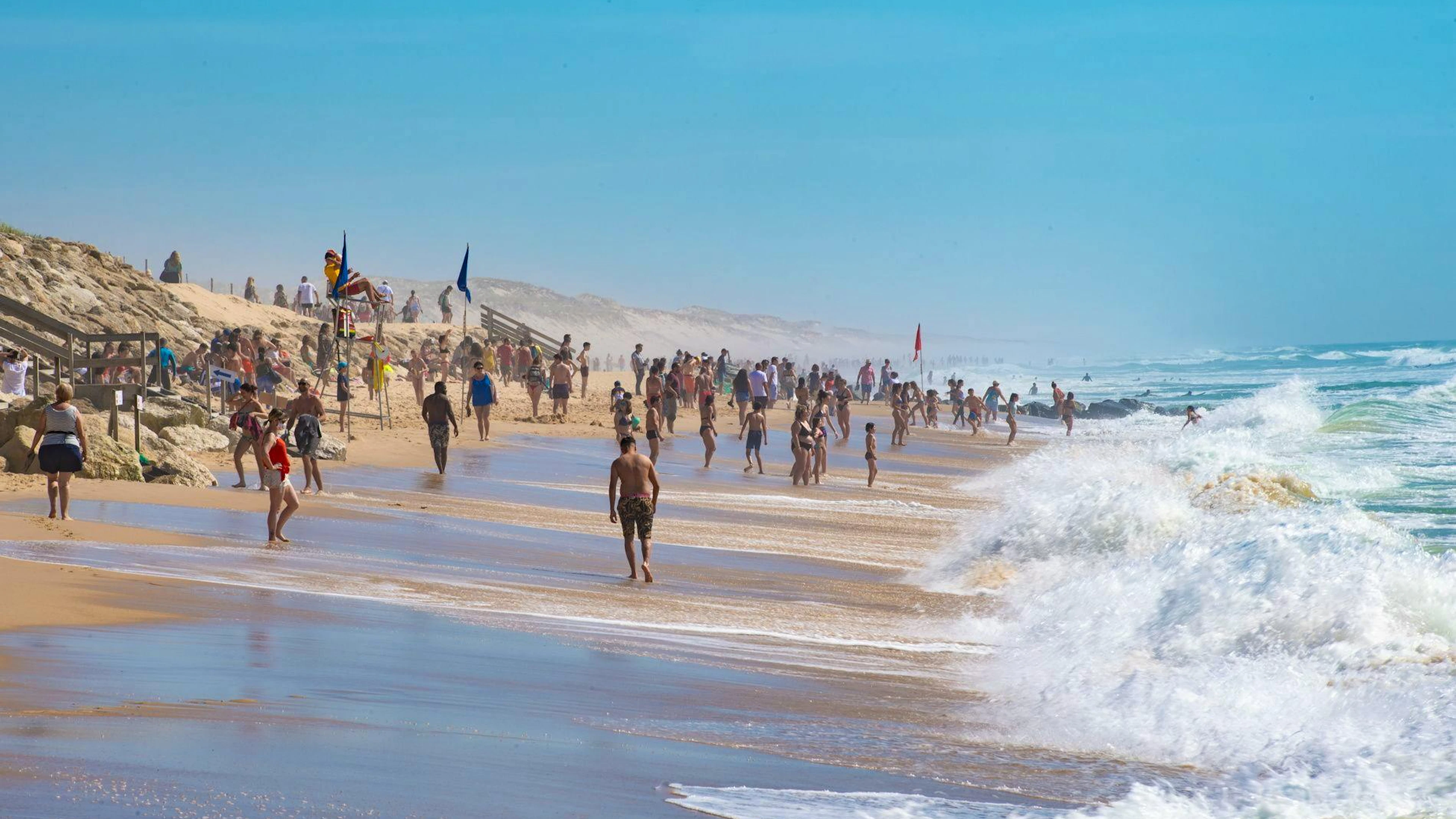 En France, les plages sont prises d'assaut, mais la surveillance n'est pas assurée.