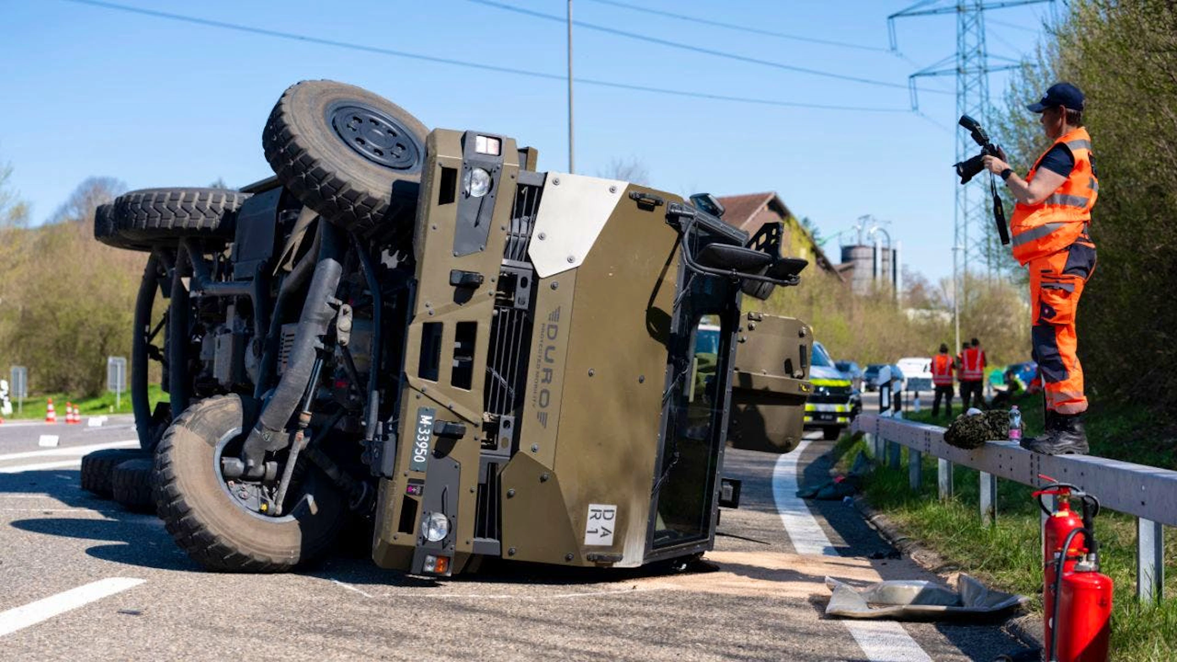 Mitglieder der Kantonspolizei und der Militärpolizei untersuchen den umgekippten Duro der Schweizer Armee in Hinwil ZH. (Archivbild)