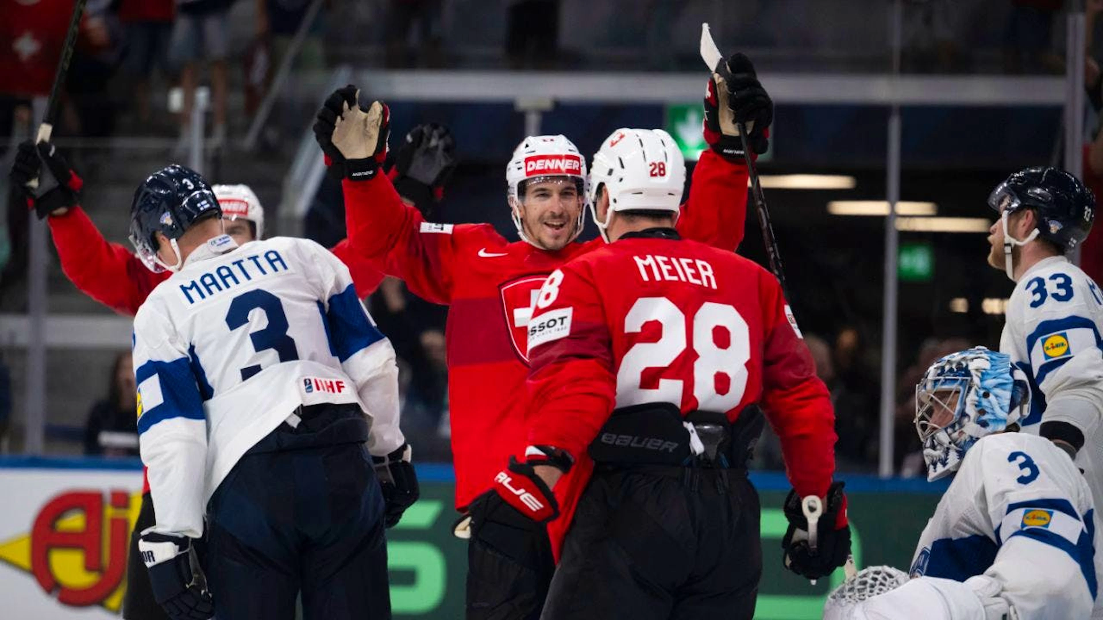 Ken Jäger (au centre) a marqué un doublé pour permettre aux Suisses de finir en tête du groupe A.