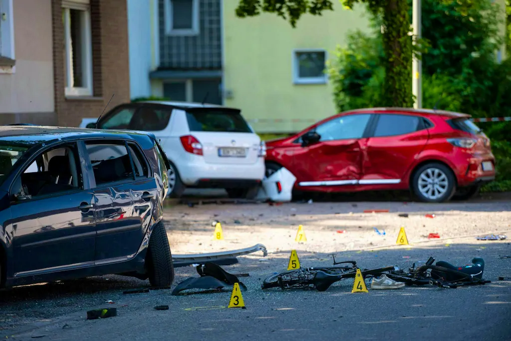 Drama in Dinslaken, Germany: Car crashes into group of schoolchildren ...