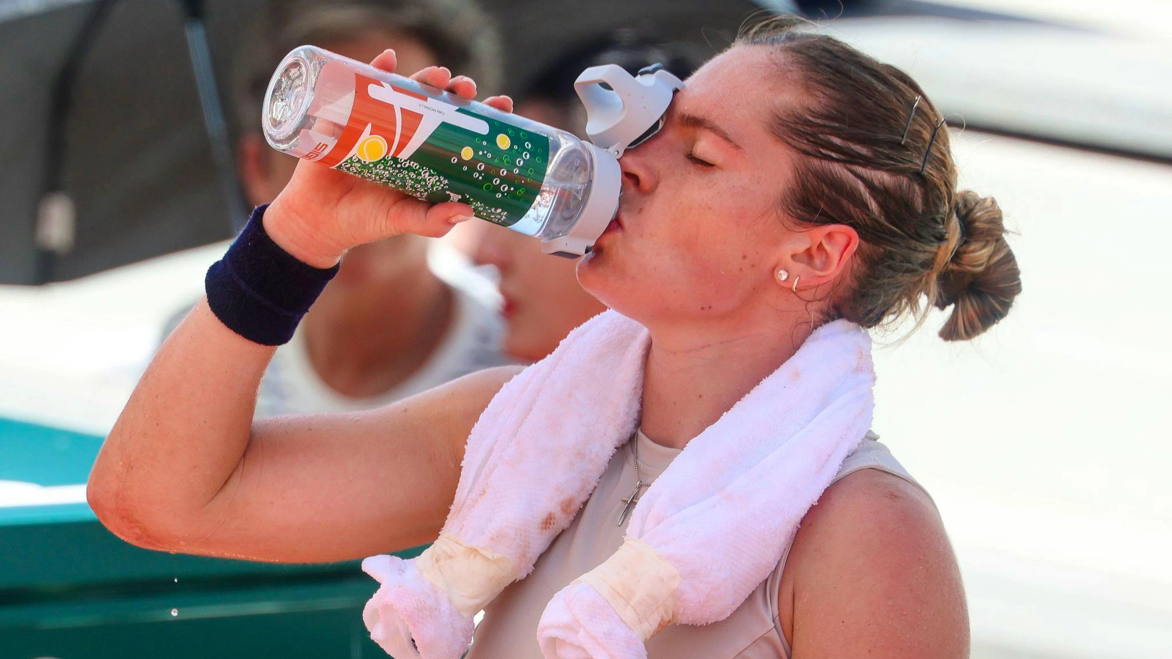 Viel trinken und Eisbeutel – viel mehr können die Spieler und Spielerinnen nicht machen.