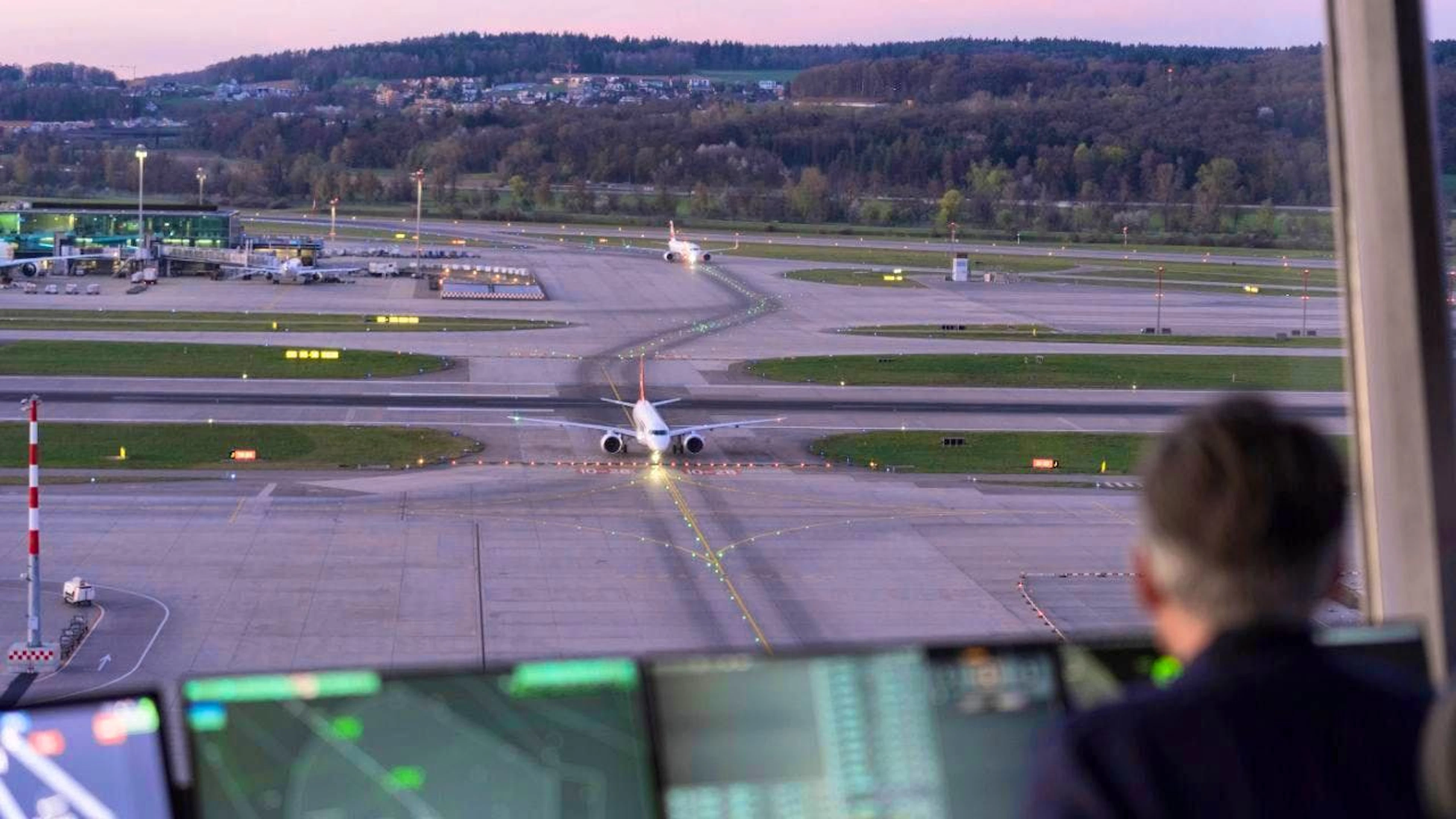 Technical problem at Skyguide: Only 35 aircraft per hour can land today, Wednesday. The picture shows the Skyguide Tower at Zurich Airport. (archive picture)