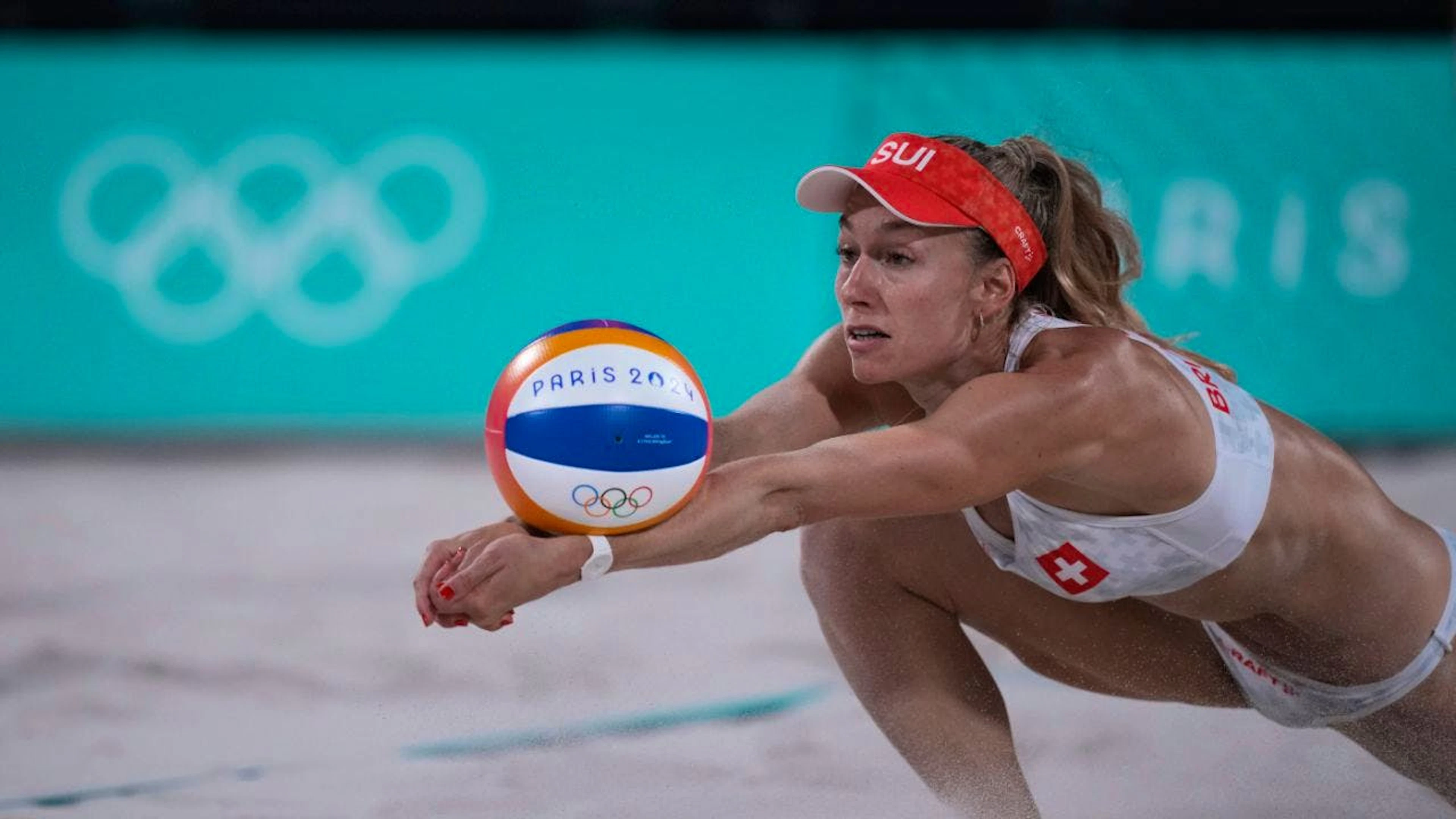 Nina Brunner hechtet nach dem Ball (Archivaufnahme)